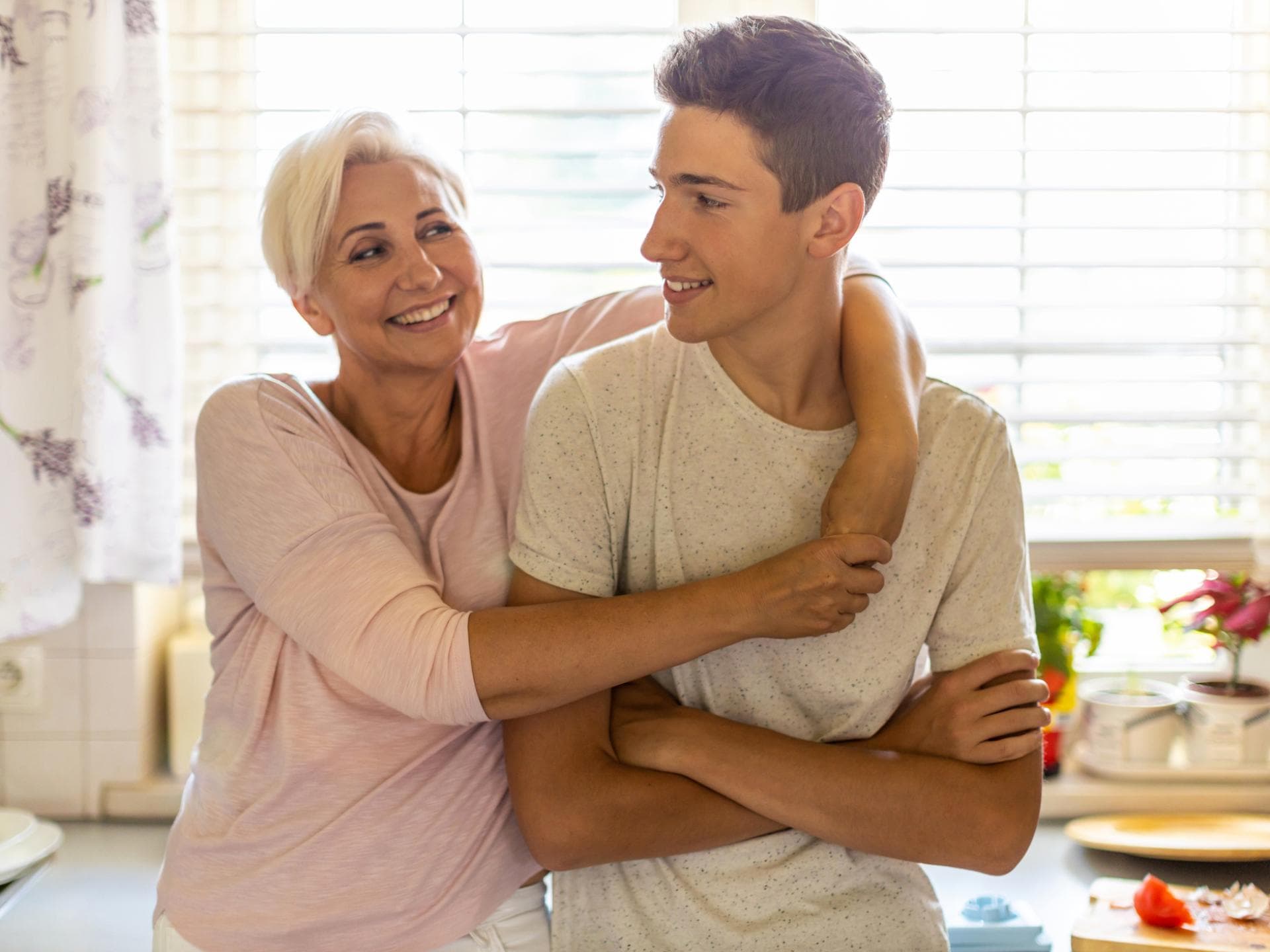 Eine Mutter und ihr jugendlicher Sohn 