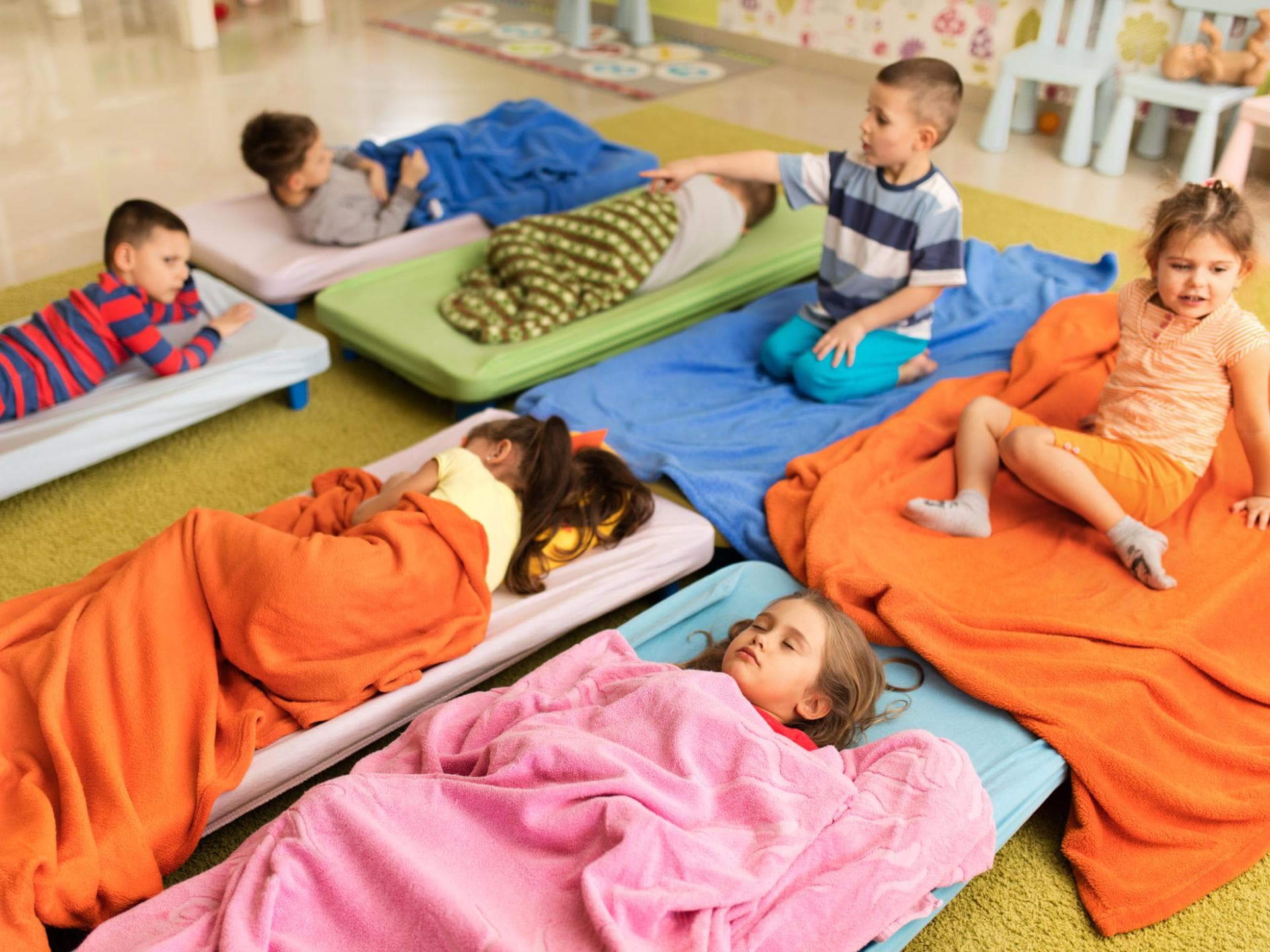 Kinder, die in der Kita schlafen. 