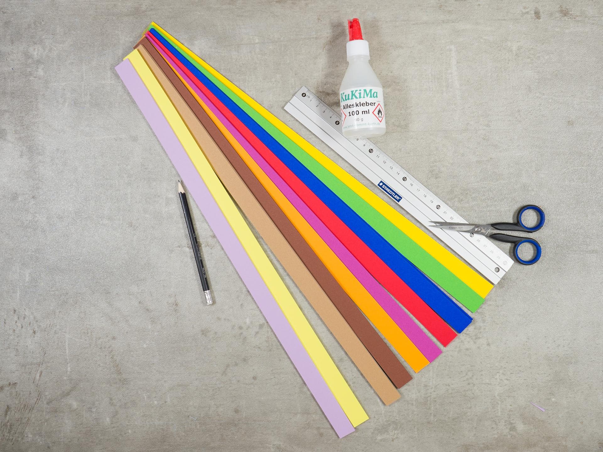 Schmale Papierstreifen und anderes Bastelmaterial.