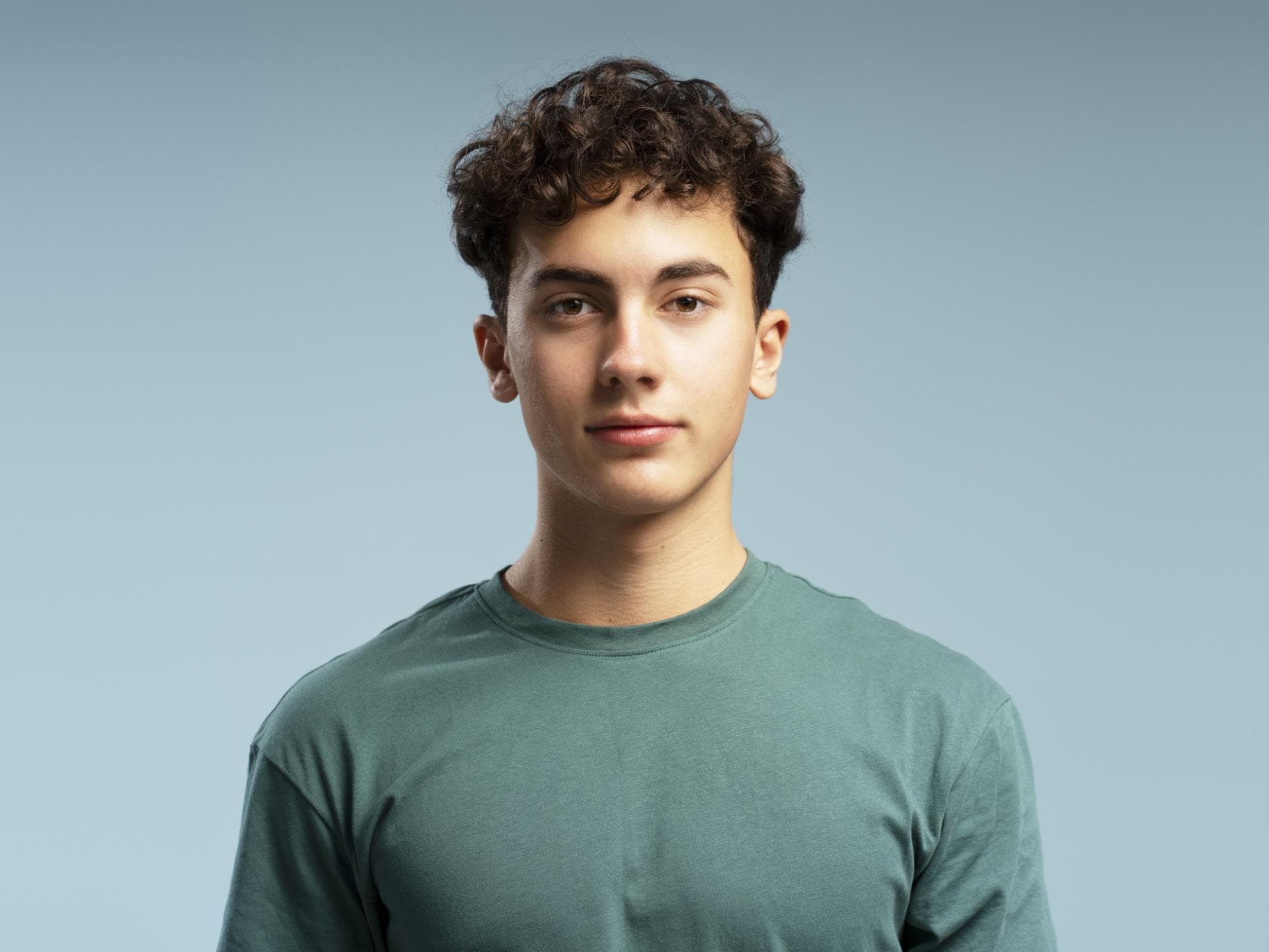 Frisuren für Teenager: Lockiger Fade