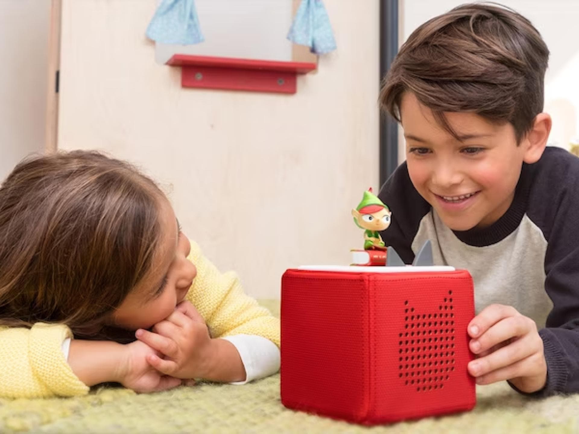 Die Toniebox lässt sich ganz einfach mit dem WLAN verbinden. Zwei Kinder mit der Toniebox.