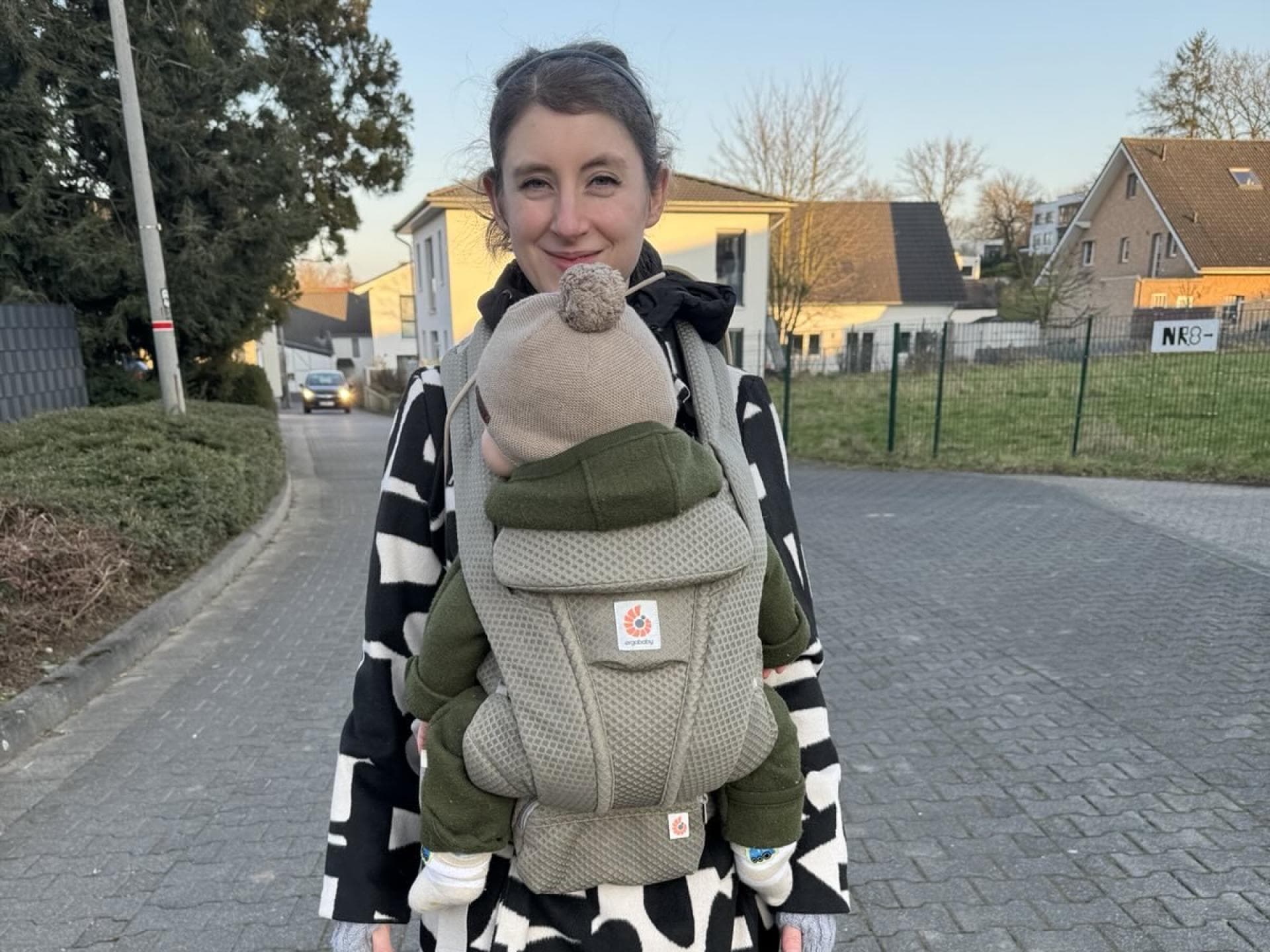Mama Melanie möchte die Babytrage im Alltag nicht mehr missen.