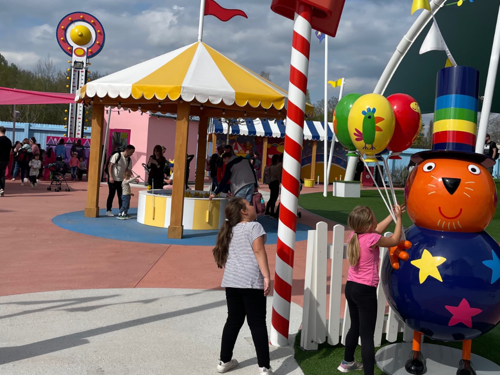 Im PEPPA PIG Park gibt es an jeder Ecke etwas zu entdecken.
