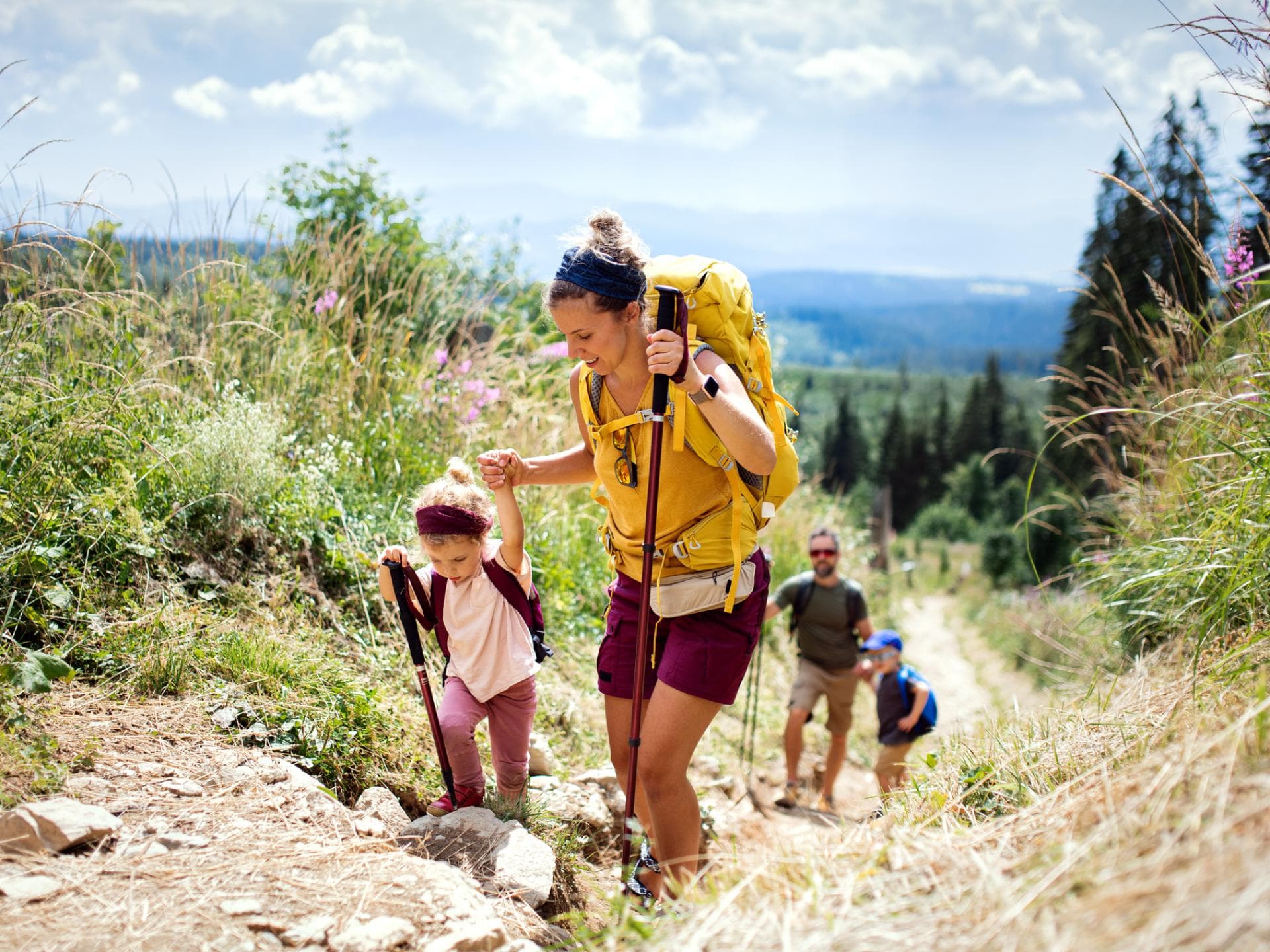 Das Wandern mit Kindern kann eine wunderschöne Erfahrung sein. Familie wandert mit Kindern.