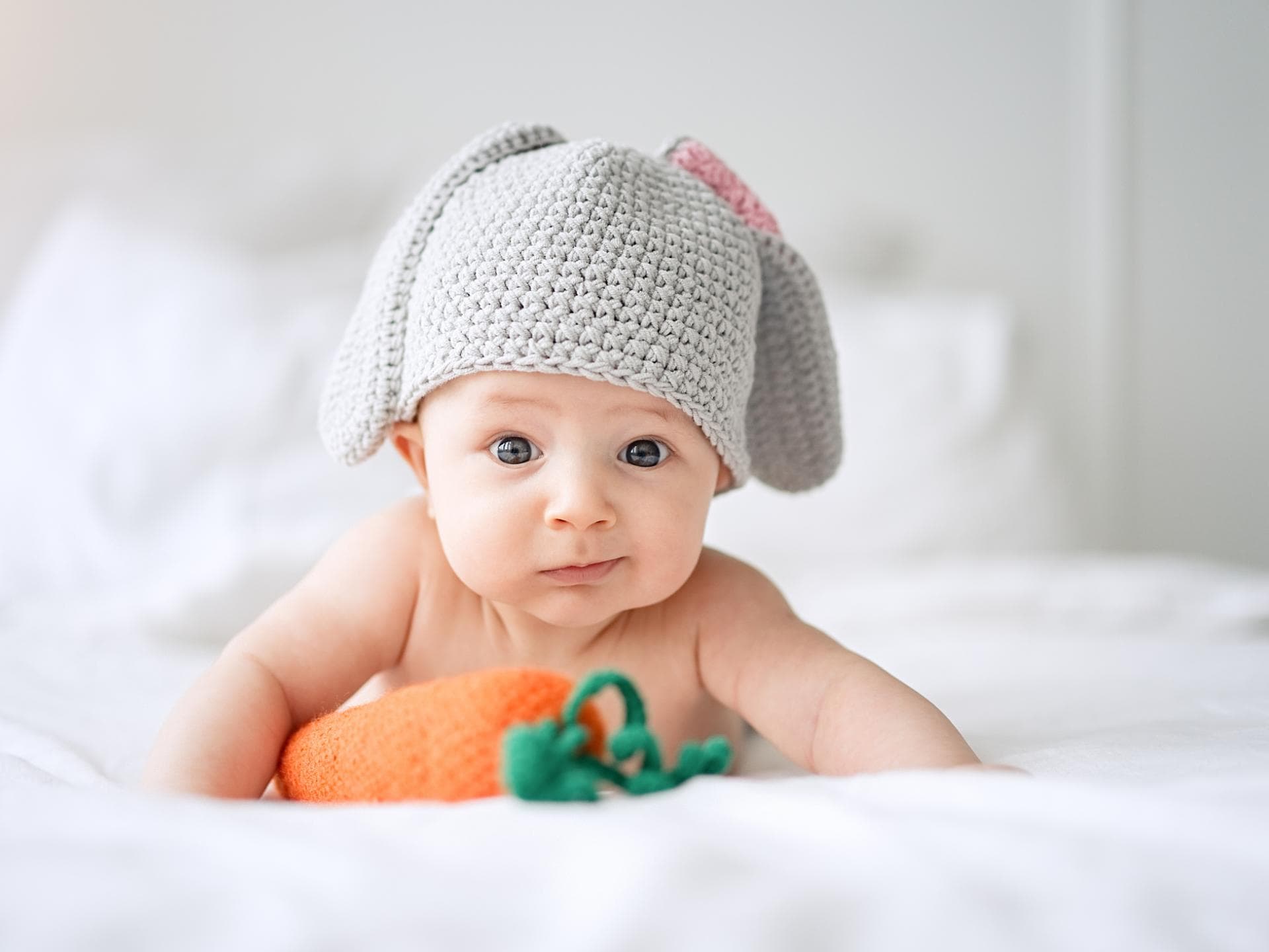 Baby mit Häschenmütze guckt zerknittert.