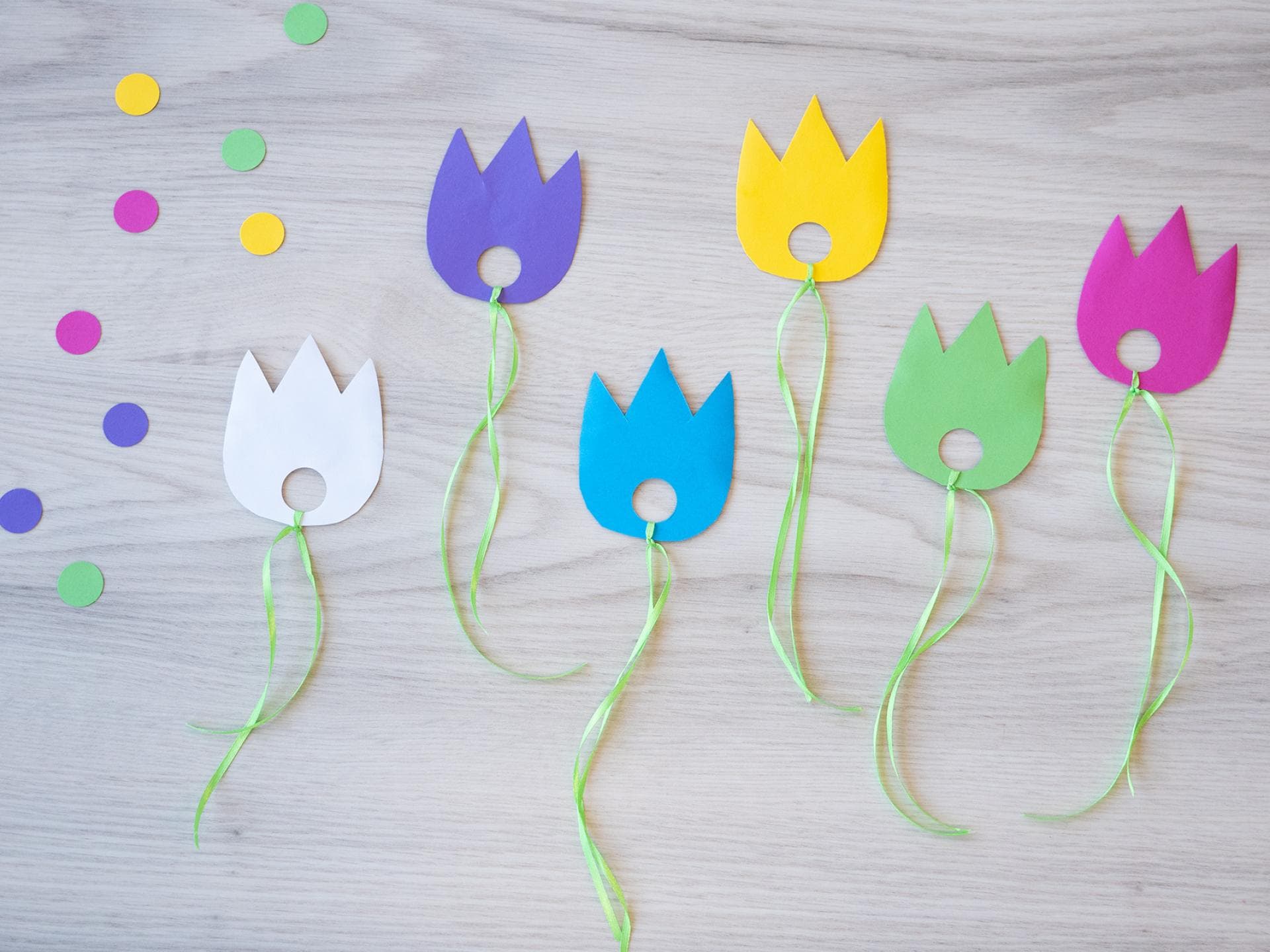 Selbst gebastelte Papier-Tulpen.