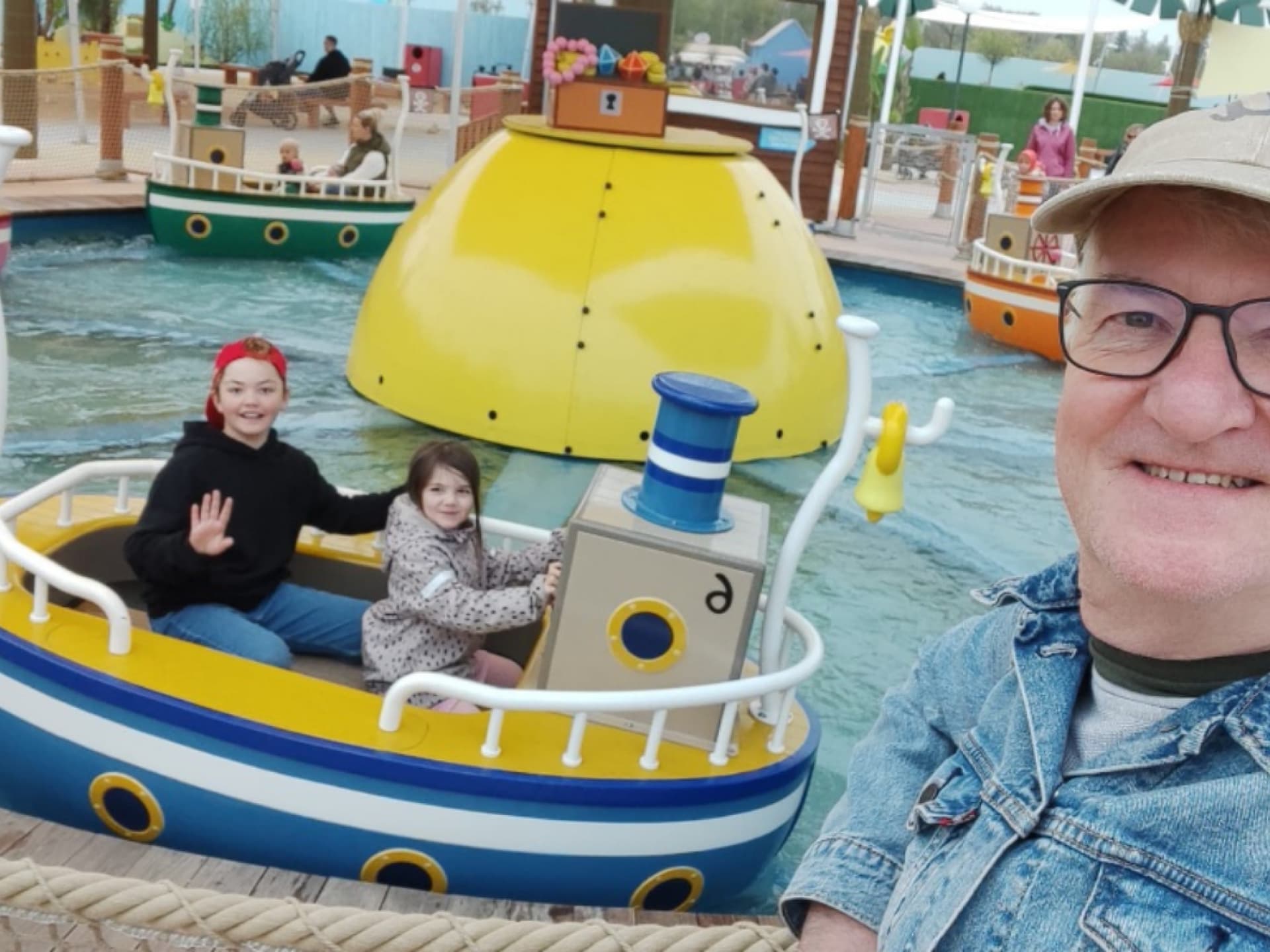 Auch Großeltern erleben im PEPPA PIG Park eine tolle Zeit mit ihren Enkeln.