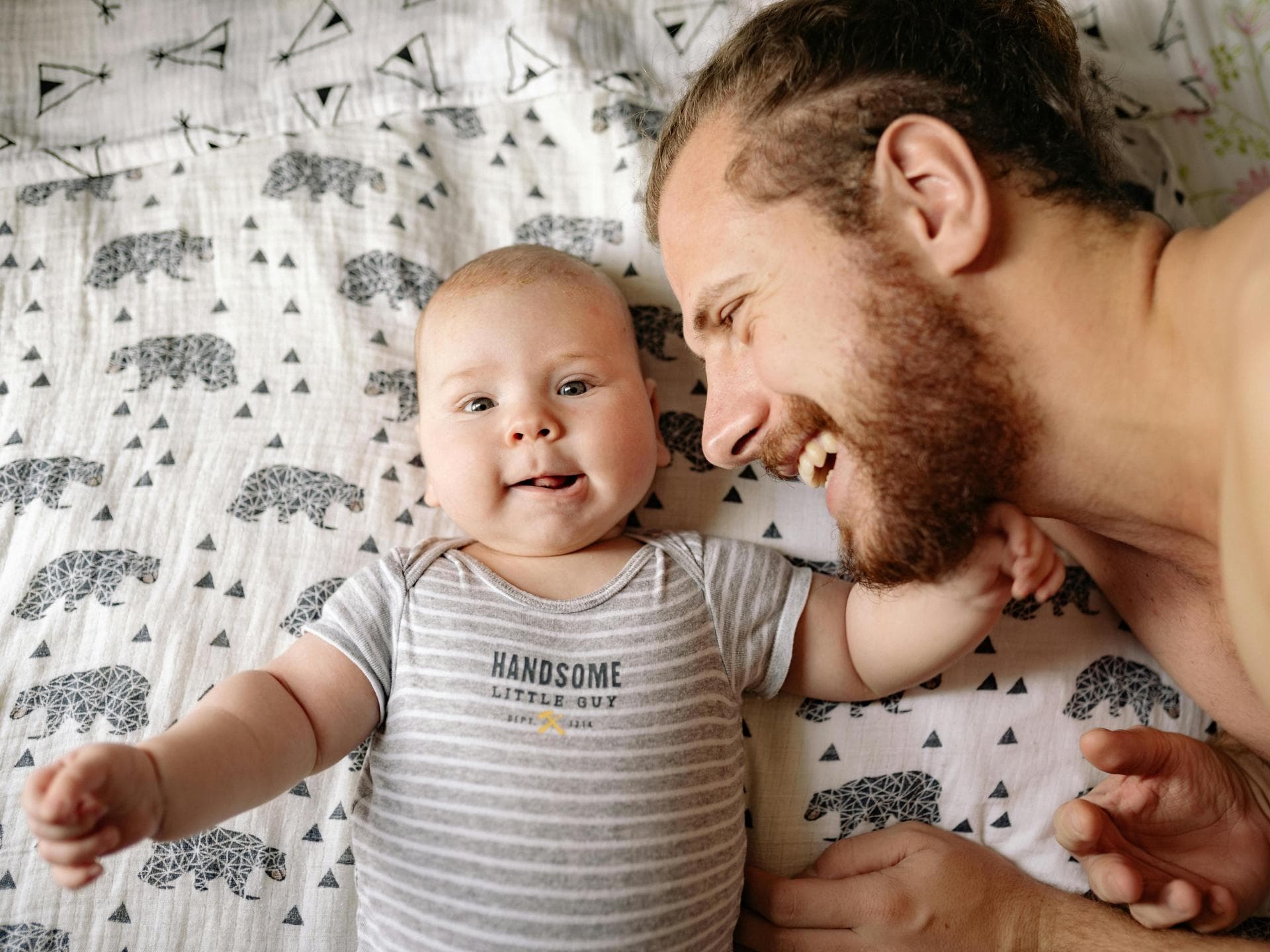 Bestimmte Dinge können nur vom Vater an das Kind vererbt werden. Ein Vater kuschelt mit seinem neugeborenen Baby.