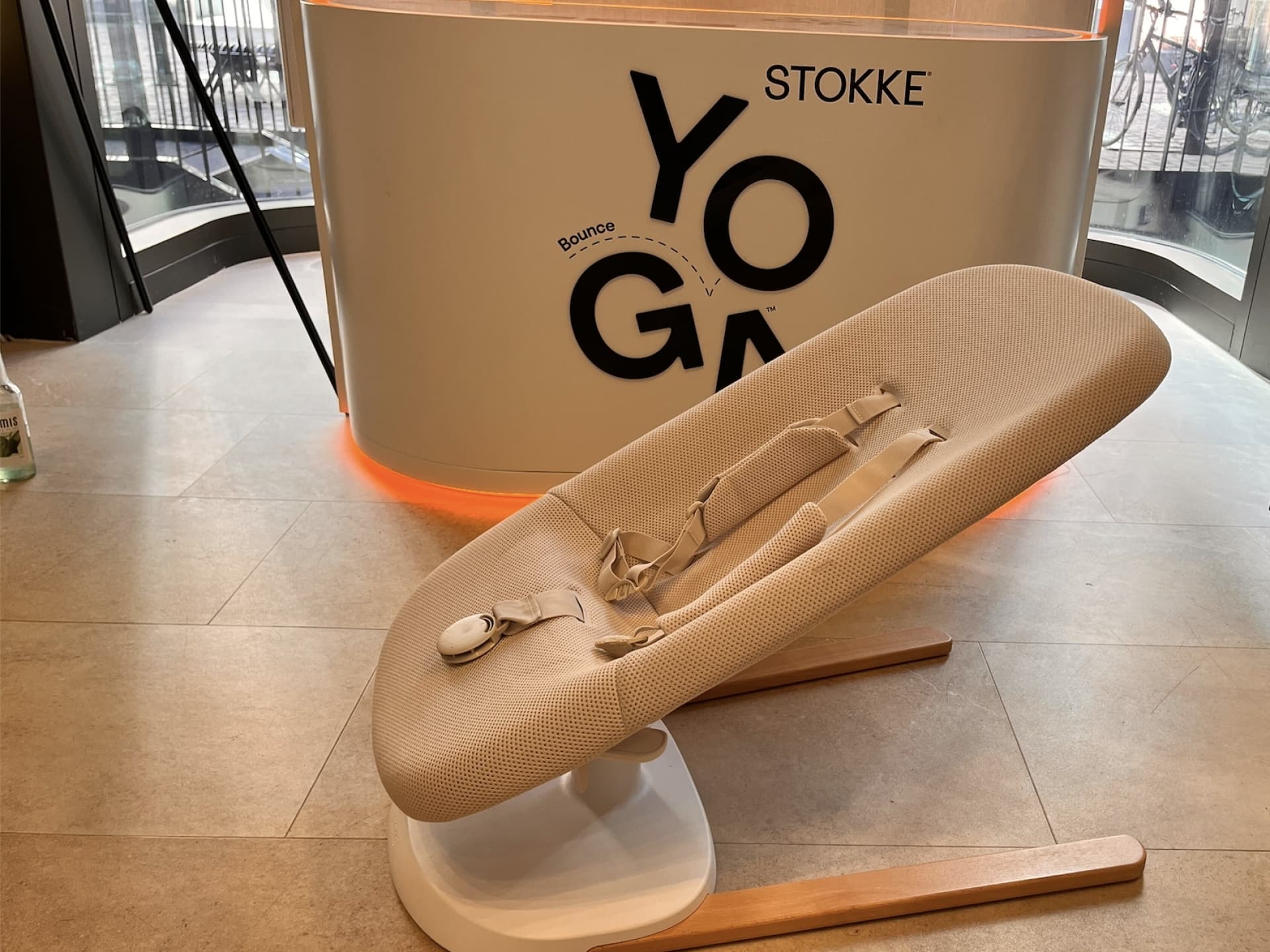 stokke-yoga-babywippe