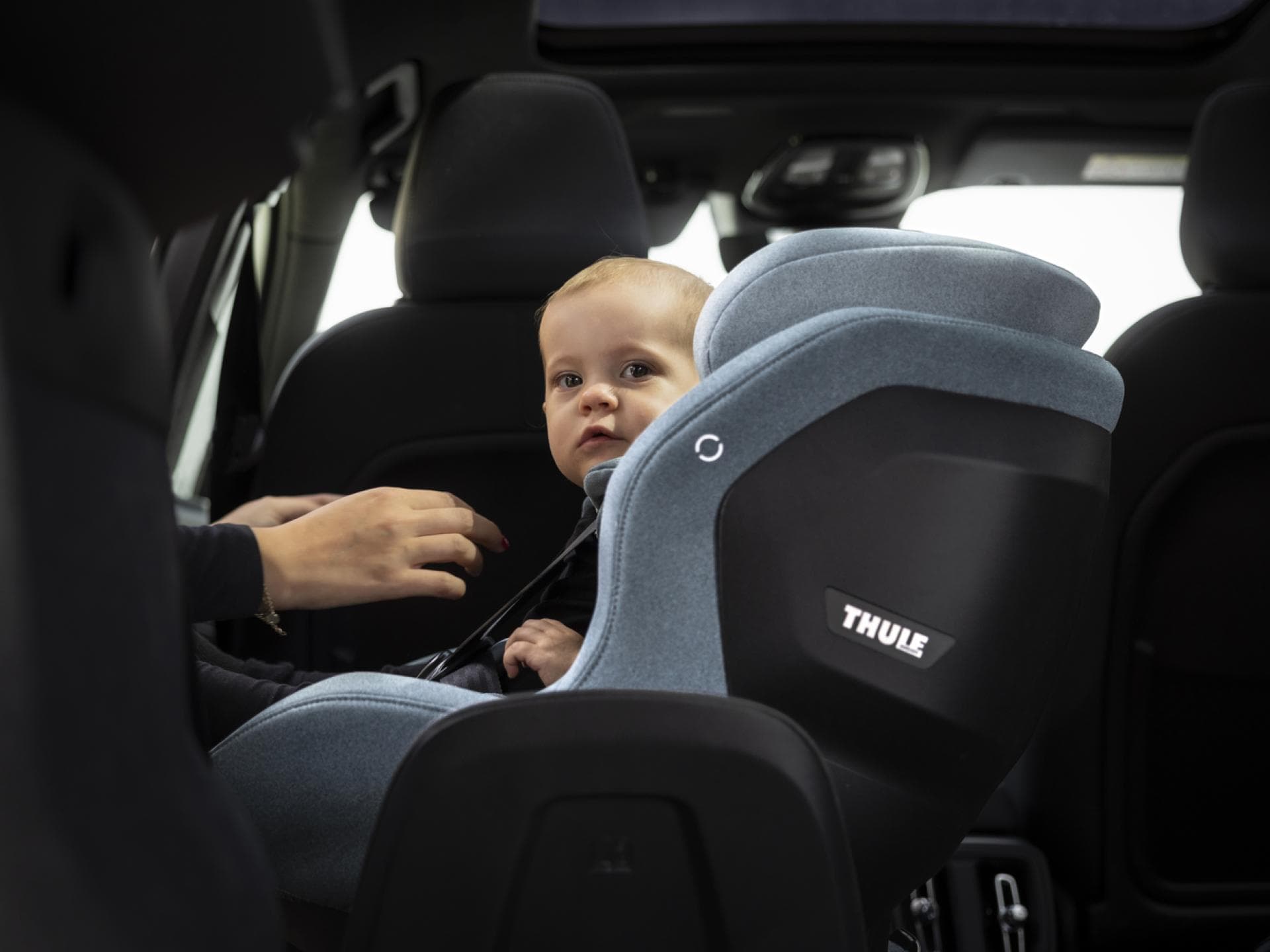 Im Thule Elm RWF fahren kleine Kinder rückwärtsgerichtet mit. Im Thule Elm RWF fahren kleine Kinder rückwärtsgerichtet mit.