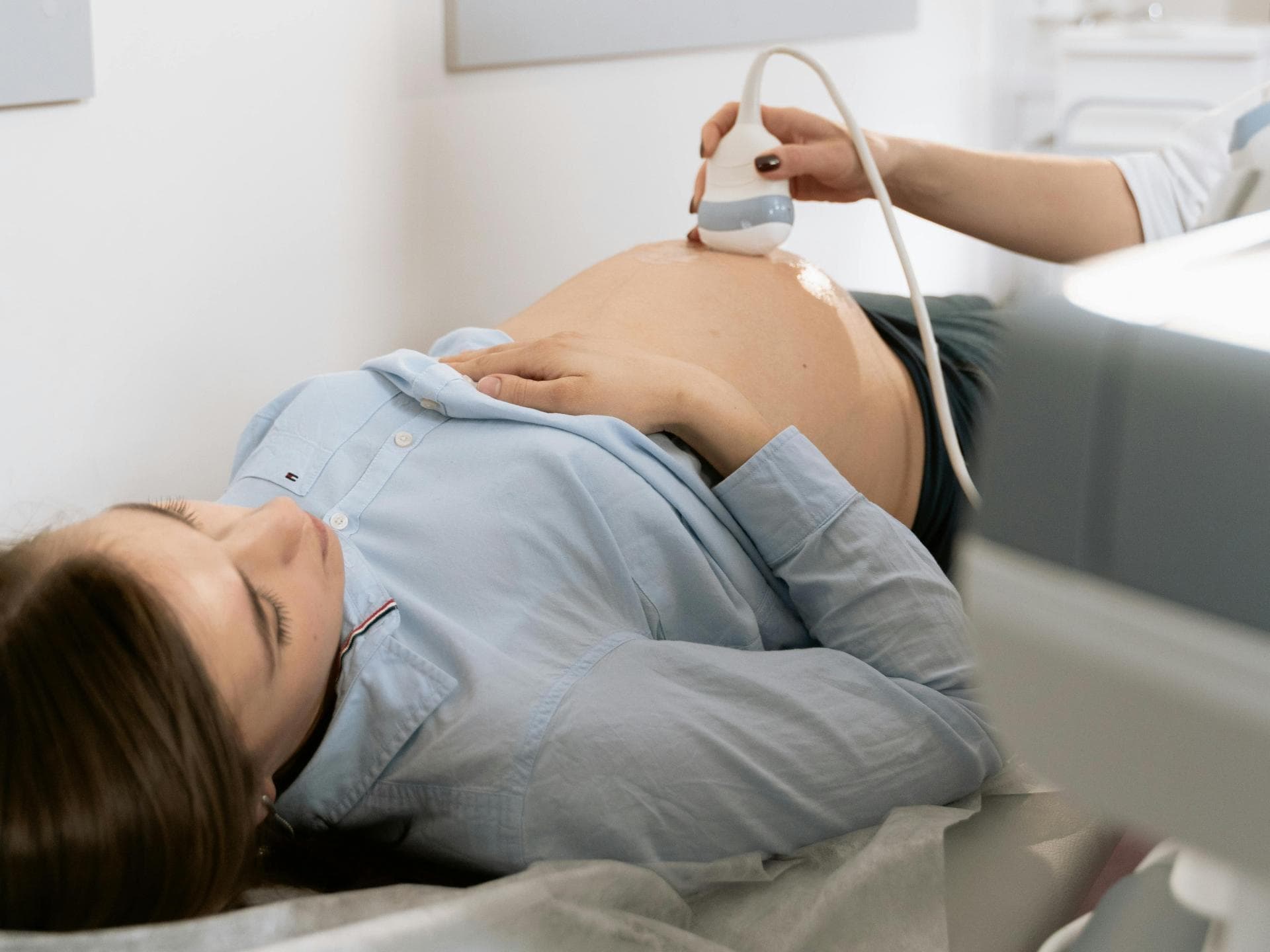 Schwangere Frau beim Ultraschall.