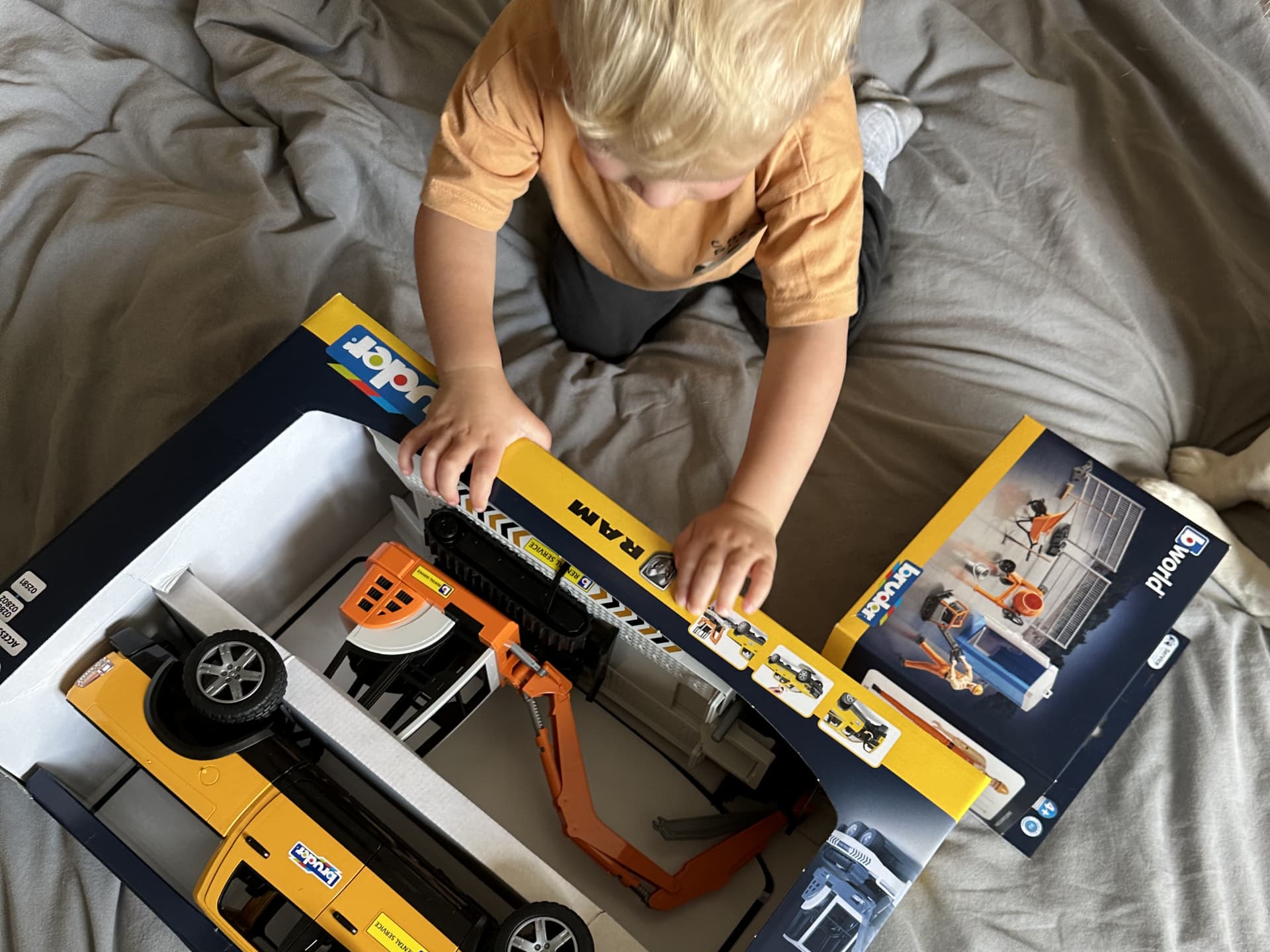 Victorias Sohn packt das Paket von Bruder Spielwaren aus. Victorias Sohn packt das Paket von Bruder Spielwaren aus.