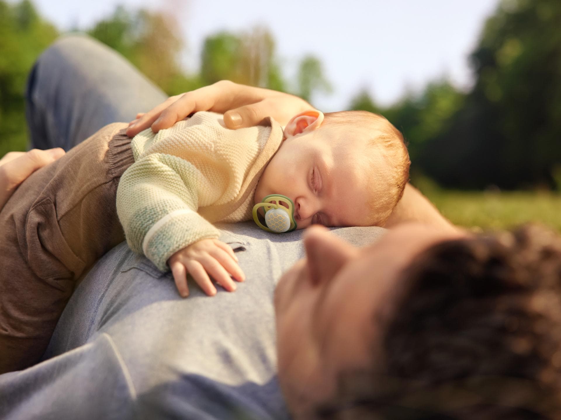 Vater mit schlafendem Baby.