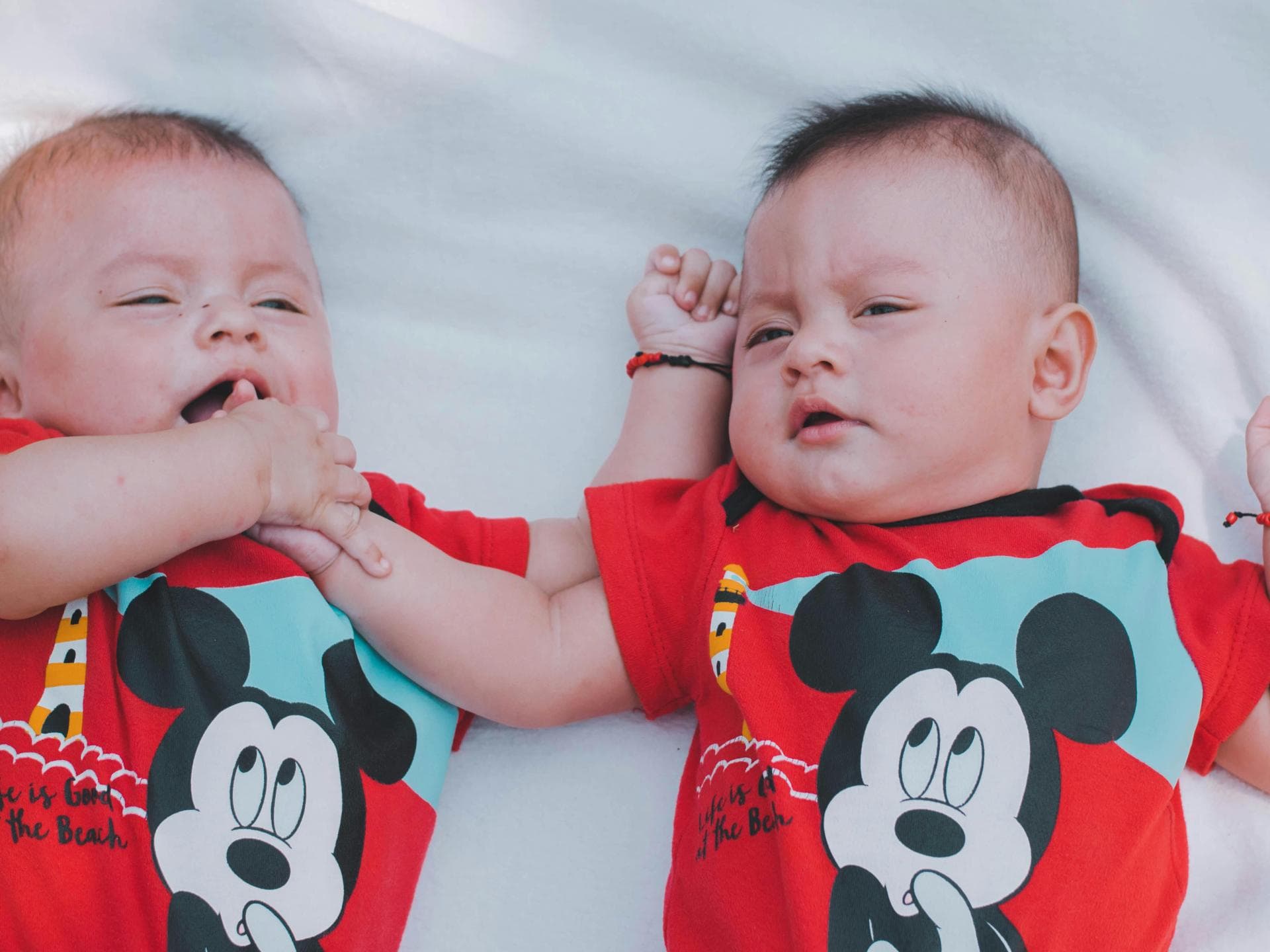 Zwillingsbabys mit Micky-Maus-Body Zwillingsbabys mit Micky-Maus-Body