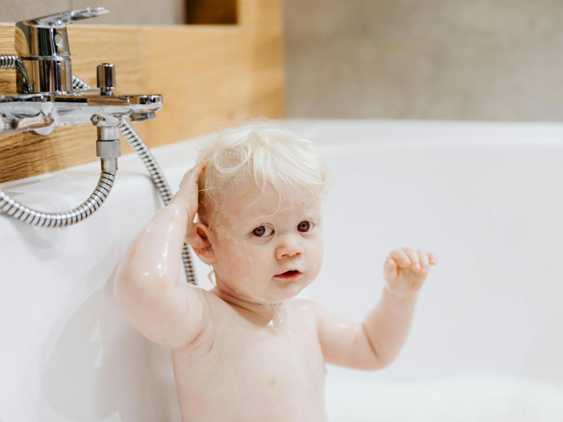 Kleinkind in der Badewanne.