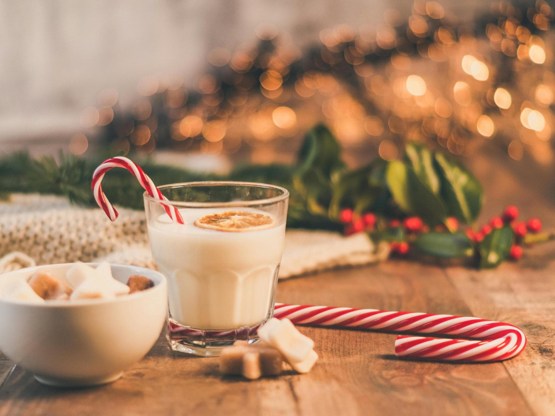 In der Adventszeit ist überhöhter Zuckerkonsum vorprogrammiert. Adventsdeko mit Leckereien.