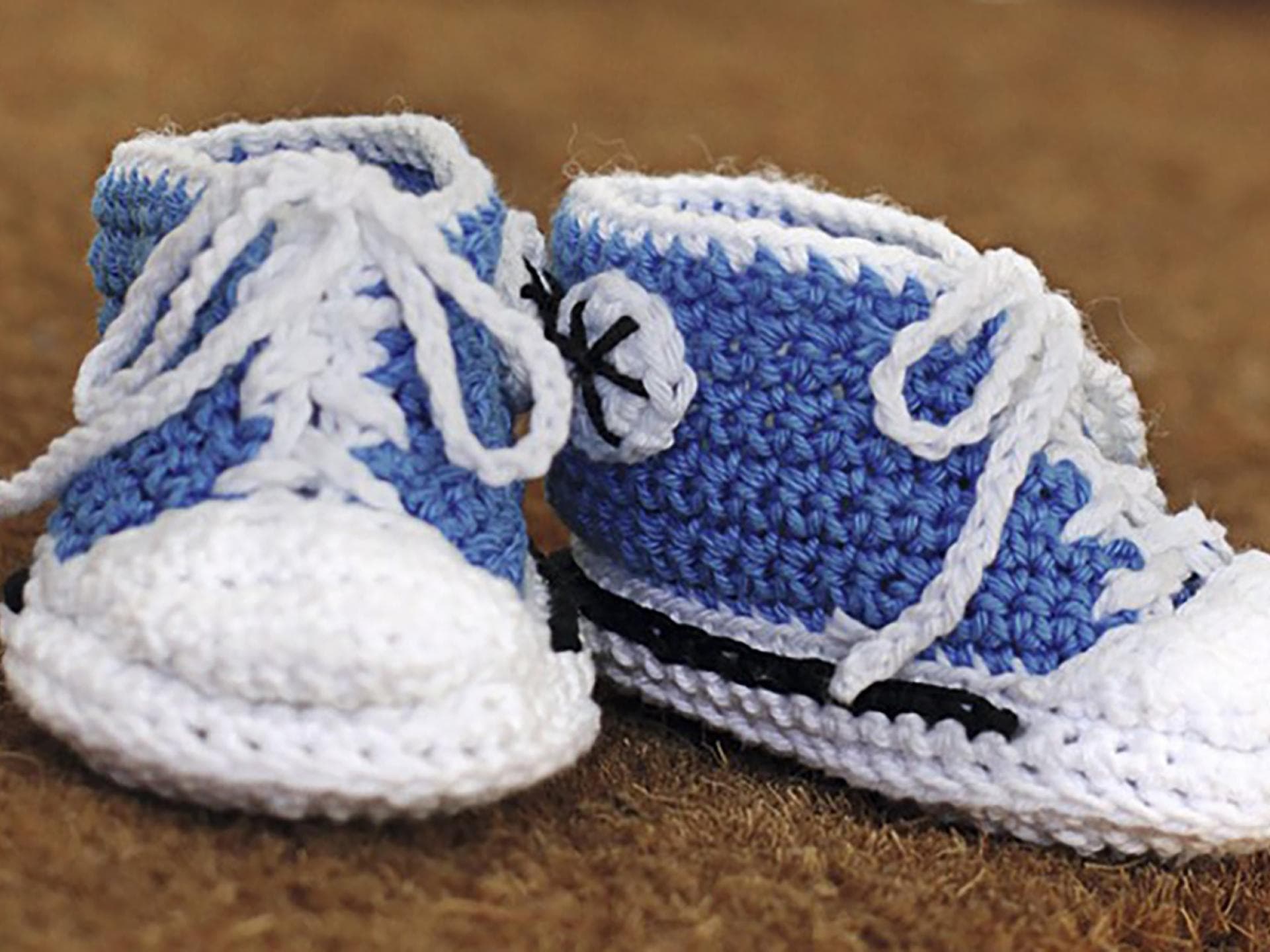 Diese coolen Babyschuhe sehen fast aus wie Chucks.