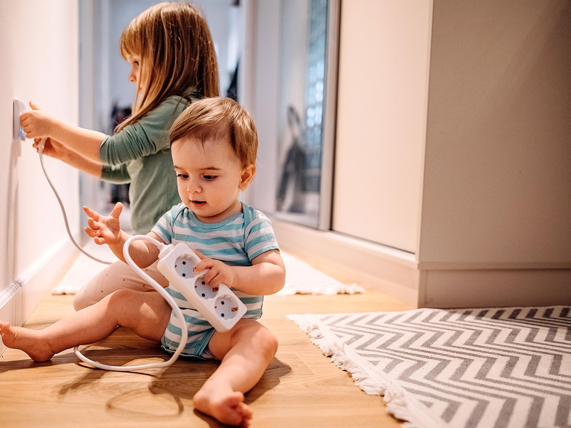 Spätestens wenn Babys mobil werden, müssen alle Steckdosen, Schränke etc. gesichert werden.