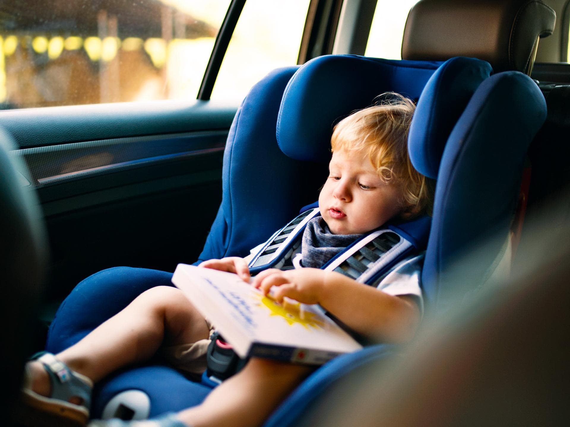 Einen gebrauchten Kindersitz zu kaufen, kann Gefahren bergen.