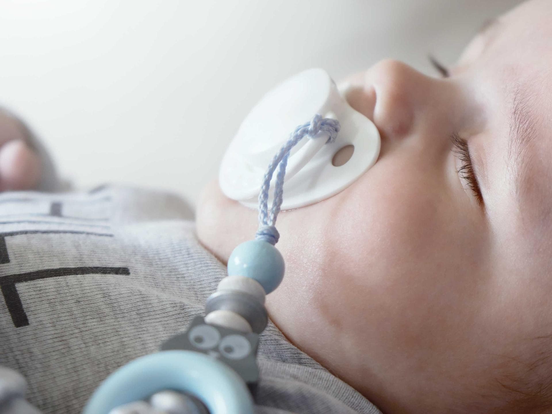 Keine Nuckel-Suche mehr! Eine Schnullerkette kann – praktisch – am Body des Babys befestigt werden.