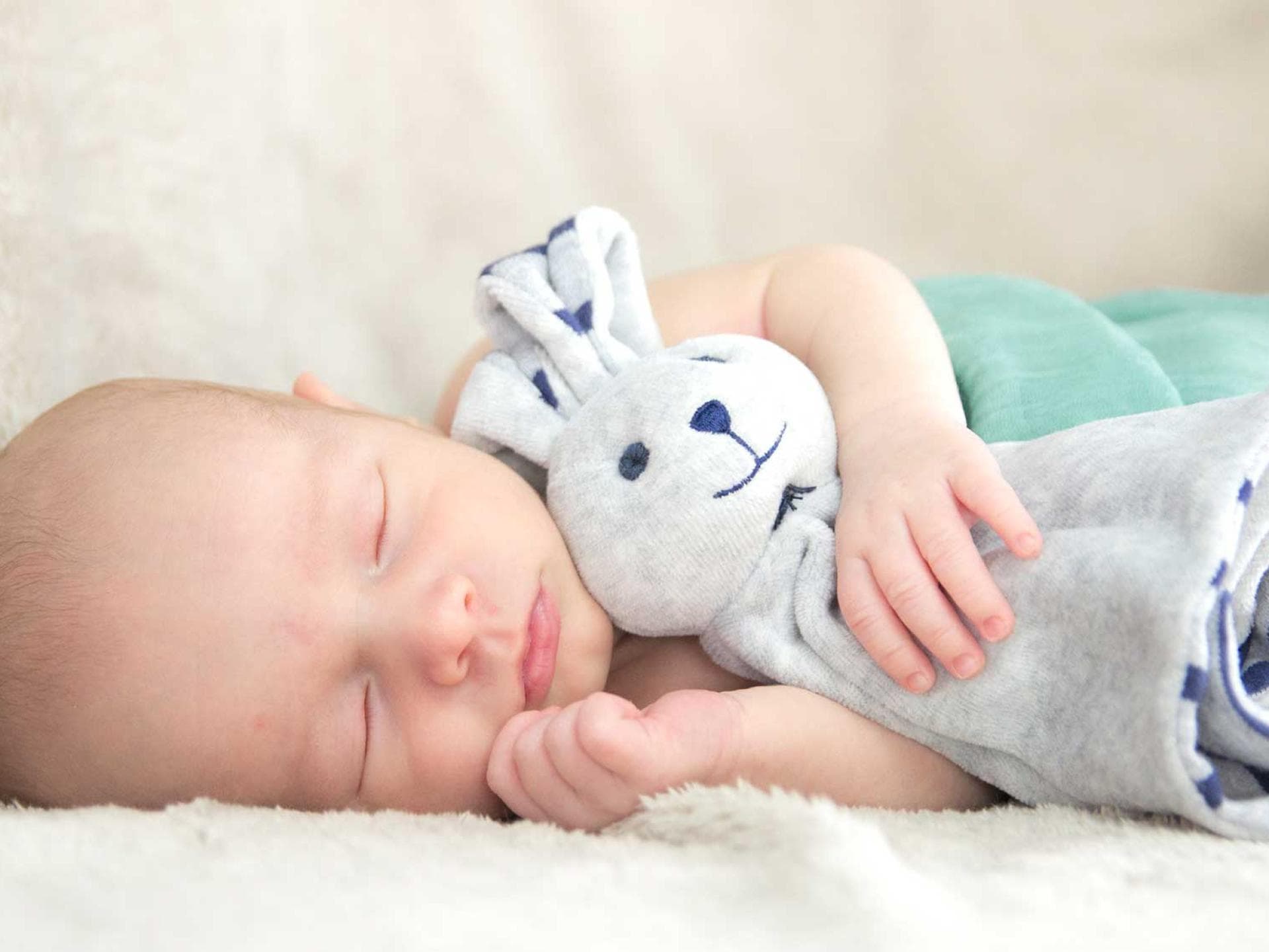 So ein kuscheliges Schnuffeltuch hilft vielen Babys beim Schlafen. Schlafendes Baby mit Schnuffeltuch.