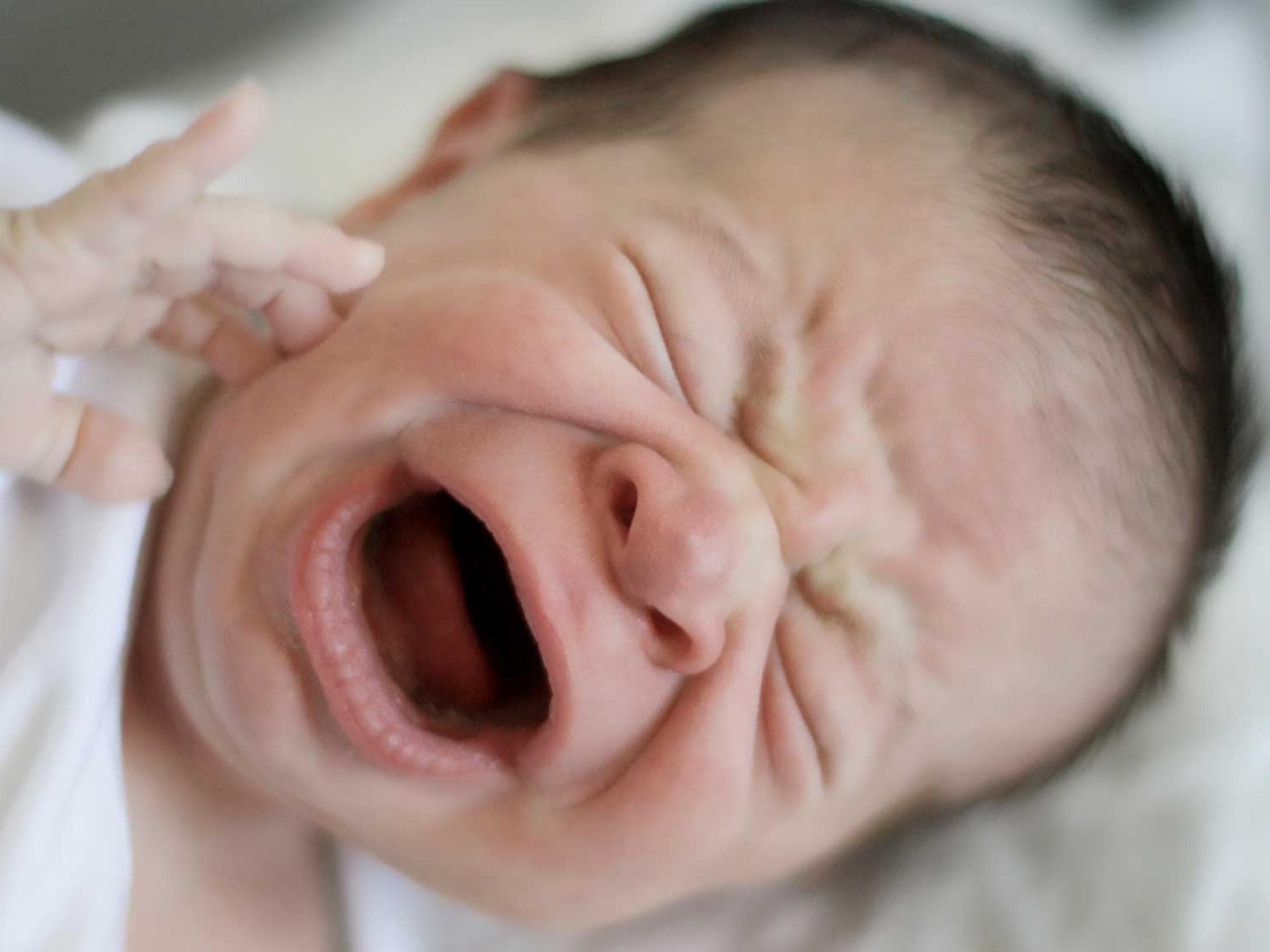 Baby schreit aus voller Kehle.