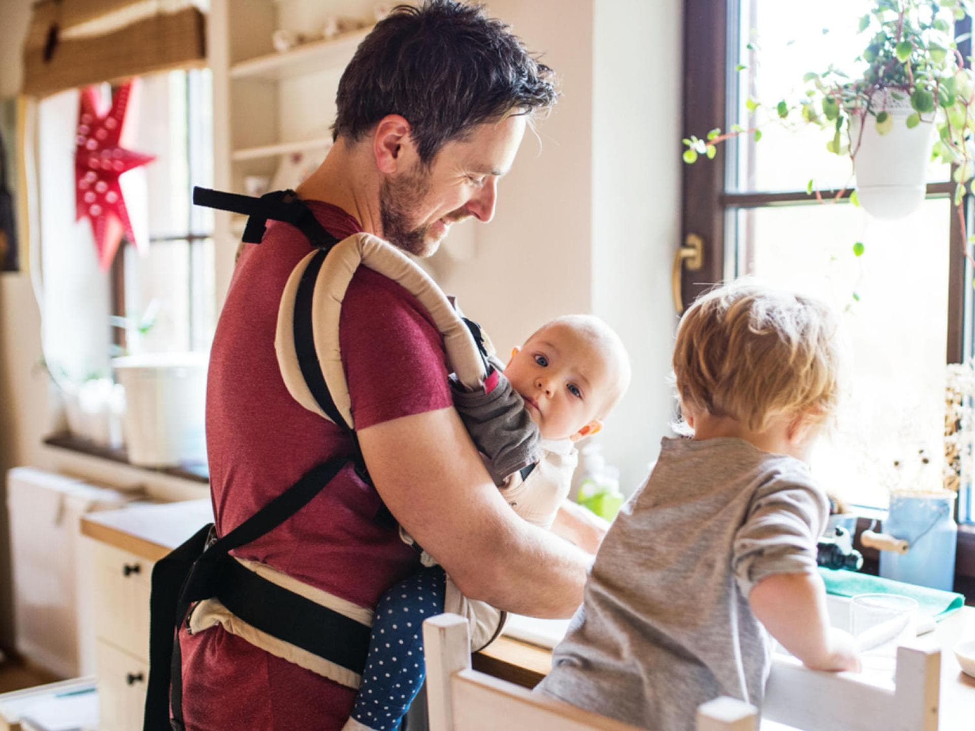 Mit zwei Kindern fehlt einem oftmals eine zusätzliche Hand: Eine Babytrage erleichtert vieles!