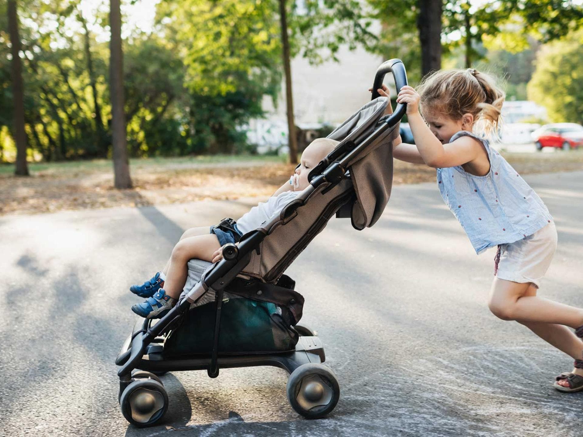 Ein Buggy ist leichter als ein Kombi-Kinderwagen – und lässt sich auch mal von der großen Schwester schieben.