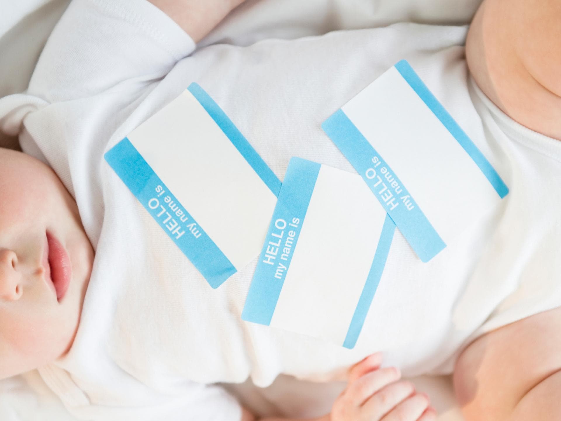 Baby im Wickelbody mit Namensaufklebern Baby im Wickelbody mit Namensaufklebern