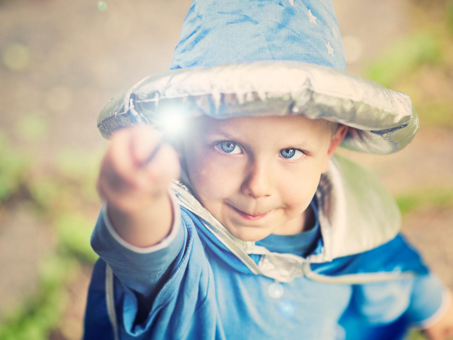 Die "Harry Potter"-Bücher und -Filme sind gespickt von außergewöhnlichen, schönen und lustigen Namen. Vielleicht ist einer für euer Baby dabei. Junge im Zaubererkostüm