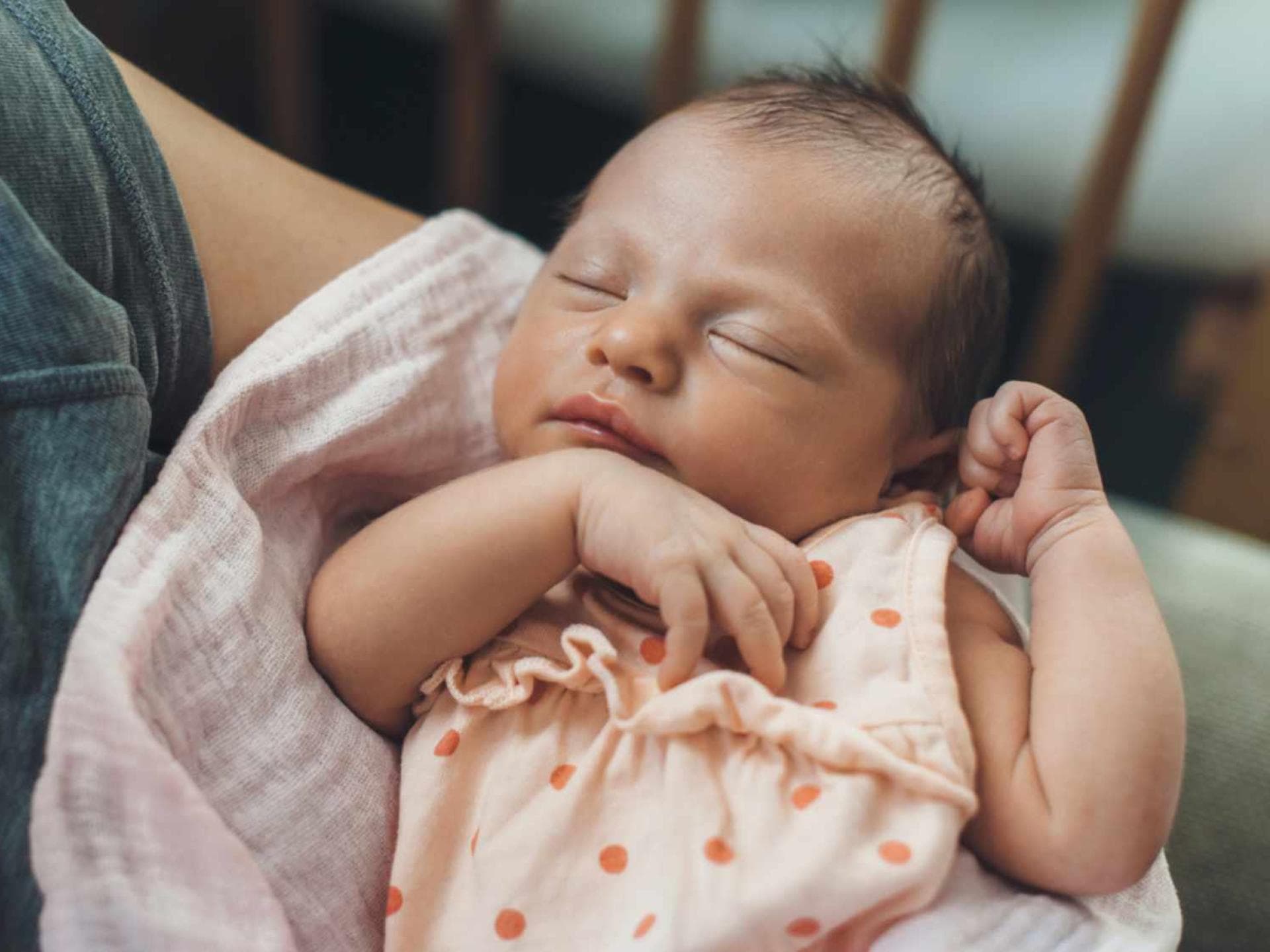 Seltene weibliche Vornamen und ihre Bedeutung. Mutter hält kleines Baby auf dem Arm.