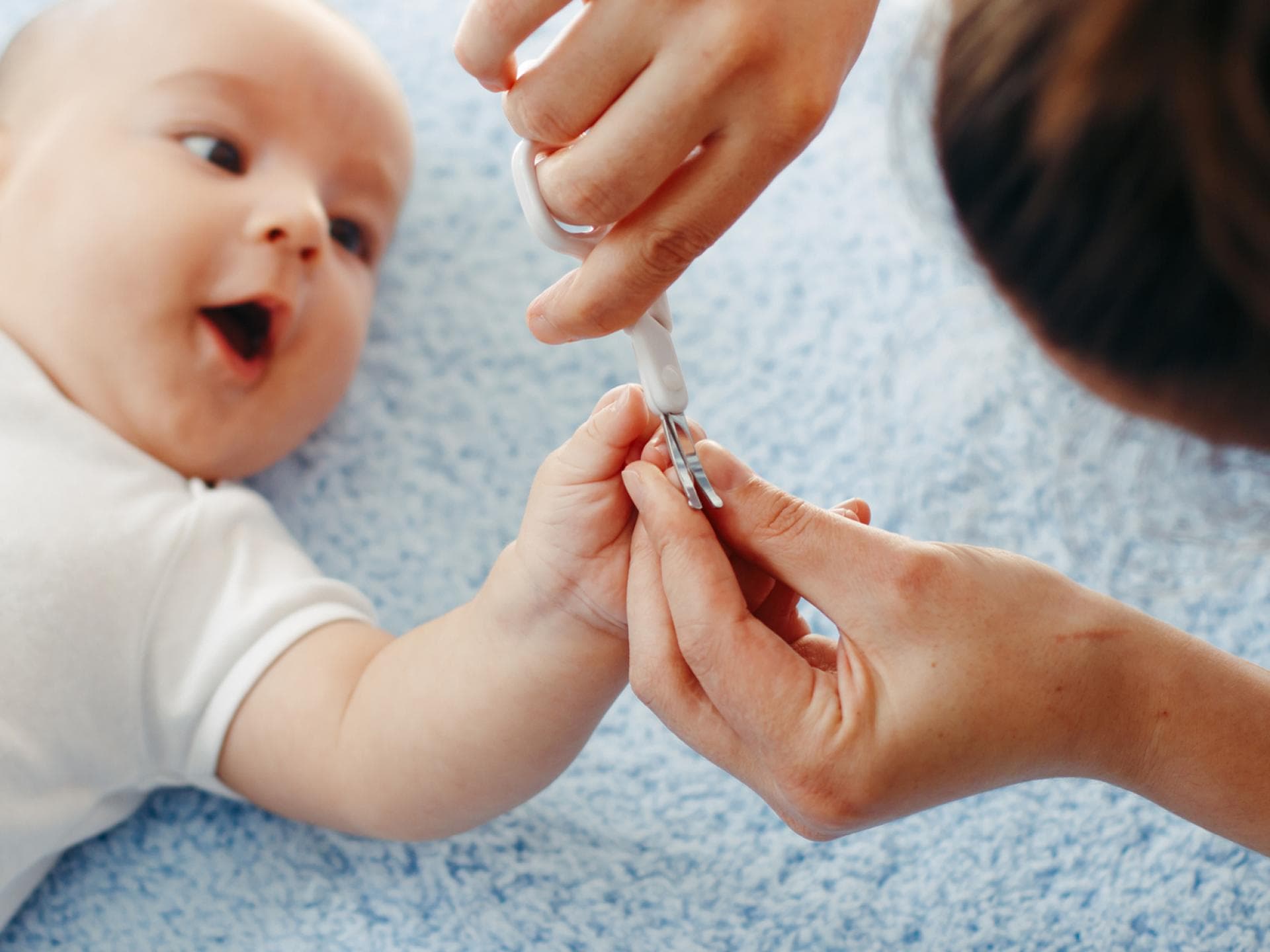 Dem Baby die Fingernägel zu schneiden, ist am Anfang ganz schön aufregend. Für beide Seiten!