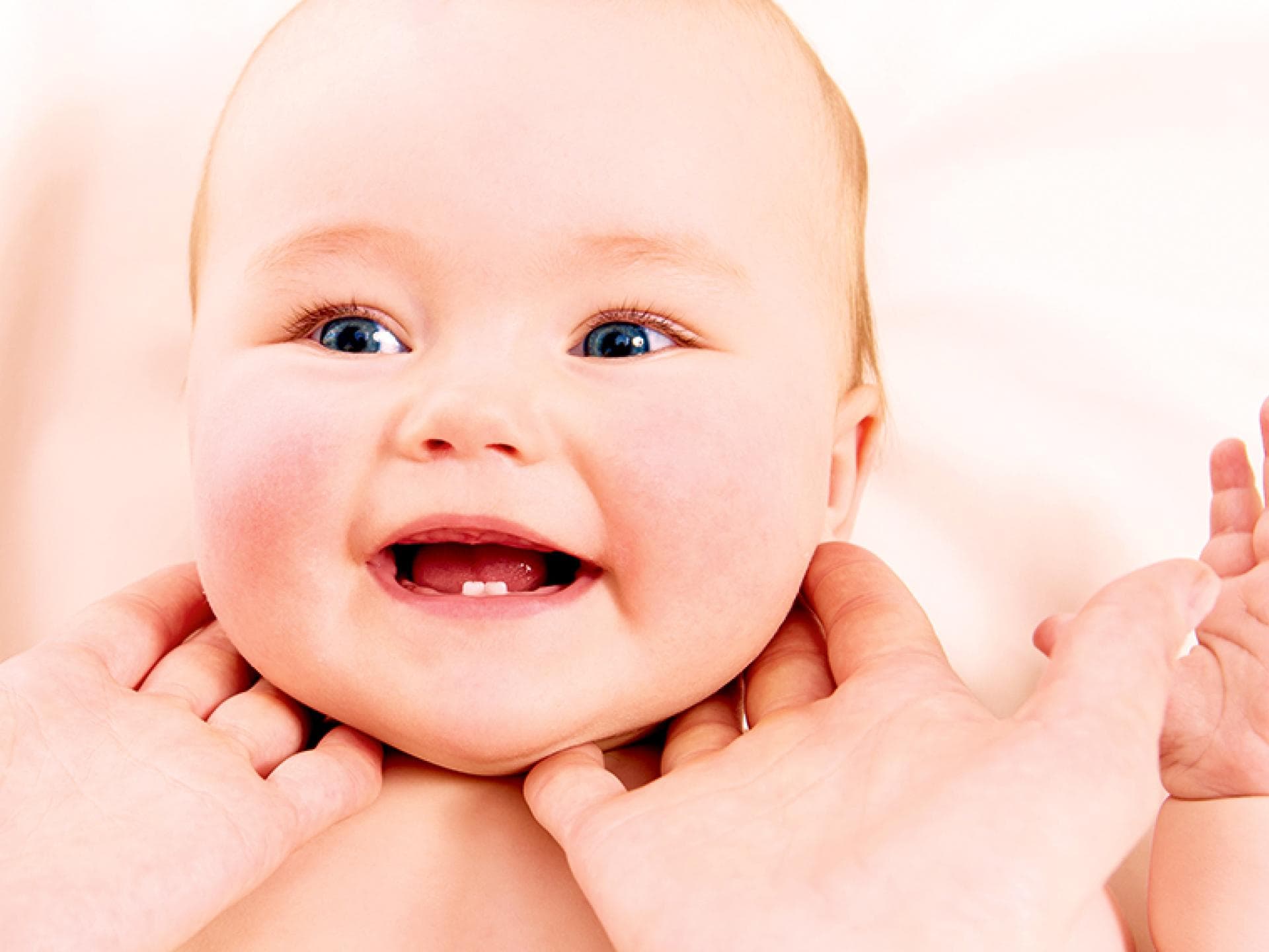 Ein Baby wird am Hals und Nacken massiert. 