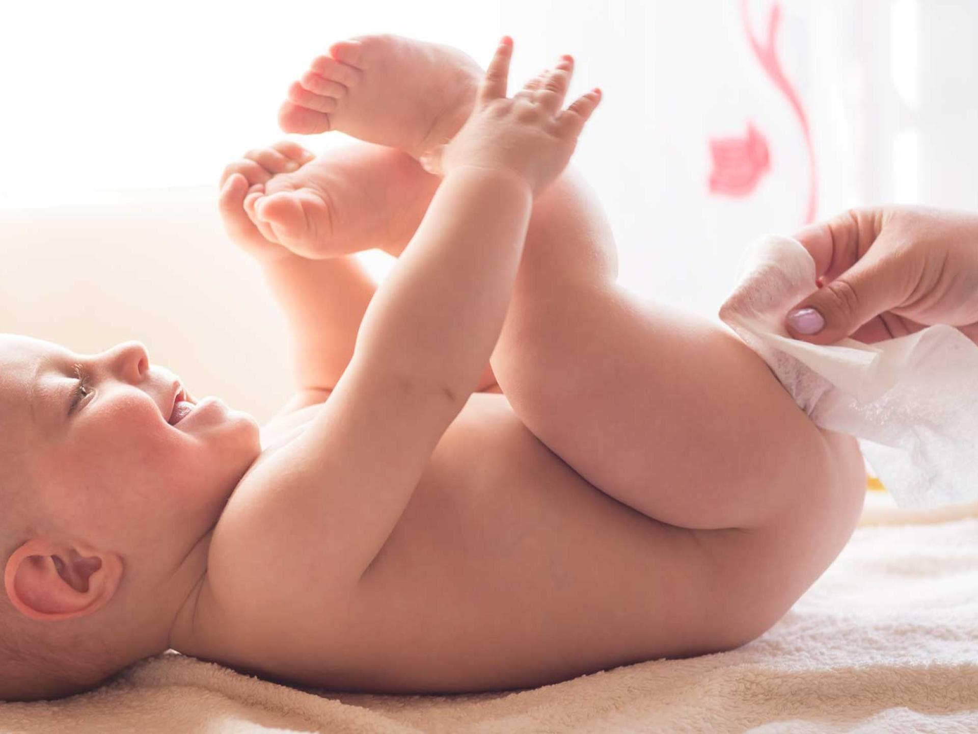 Feuchttücher kann man sehr unkompliziert selber machen. Baby wird beim Wickeln mit dem Feuchttuch abgewischt.