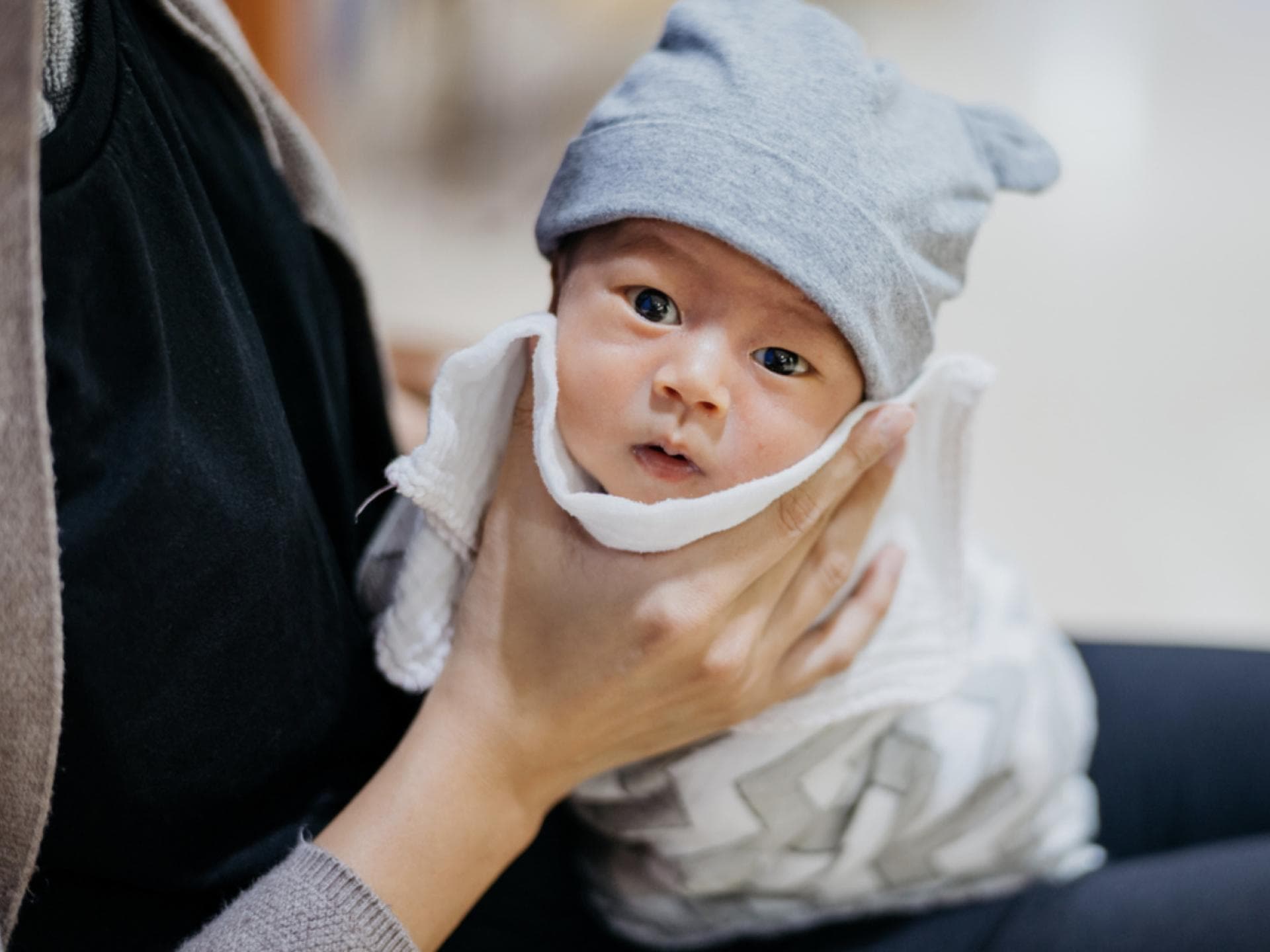 Auch auf dem Schoß kann ein Baby Bäuerchen machen – mit einer bestimmten Technik.