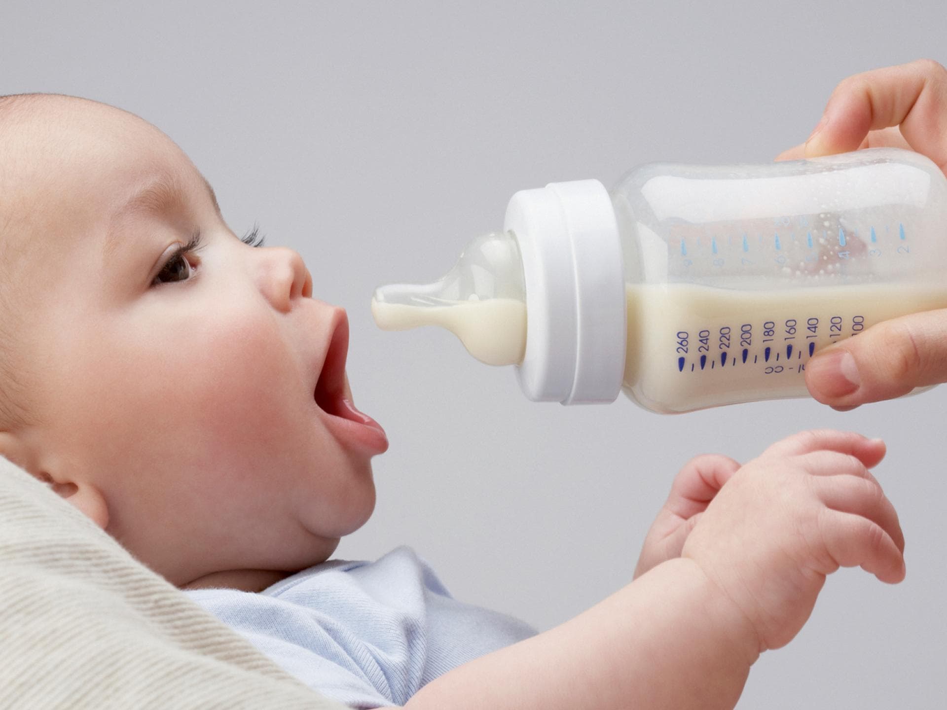Hygiene – beim Fläschchen das A und O. Baby wird mit Milchflasche gefüttert.