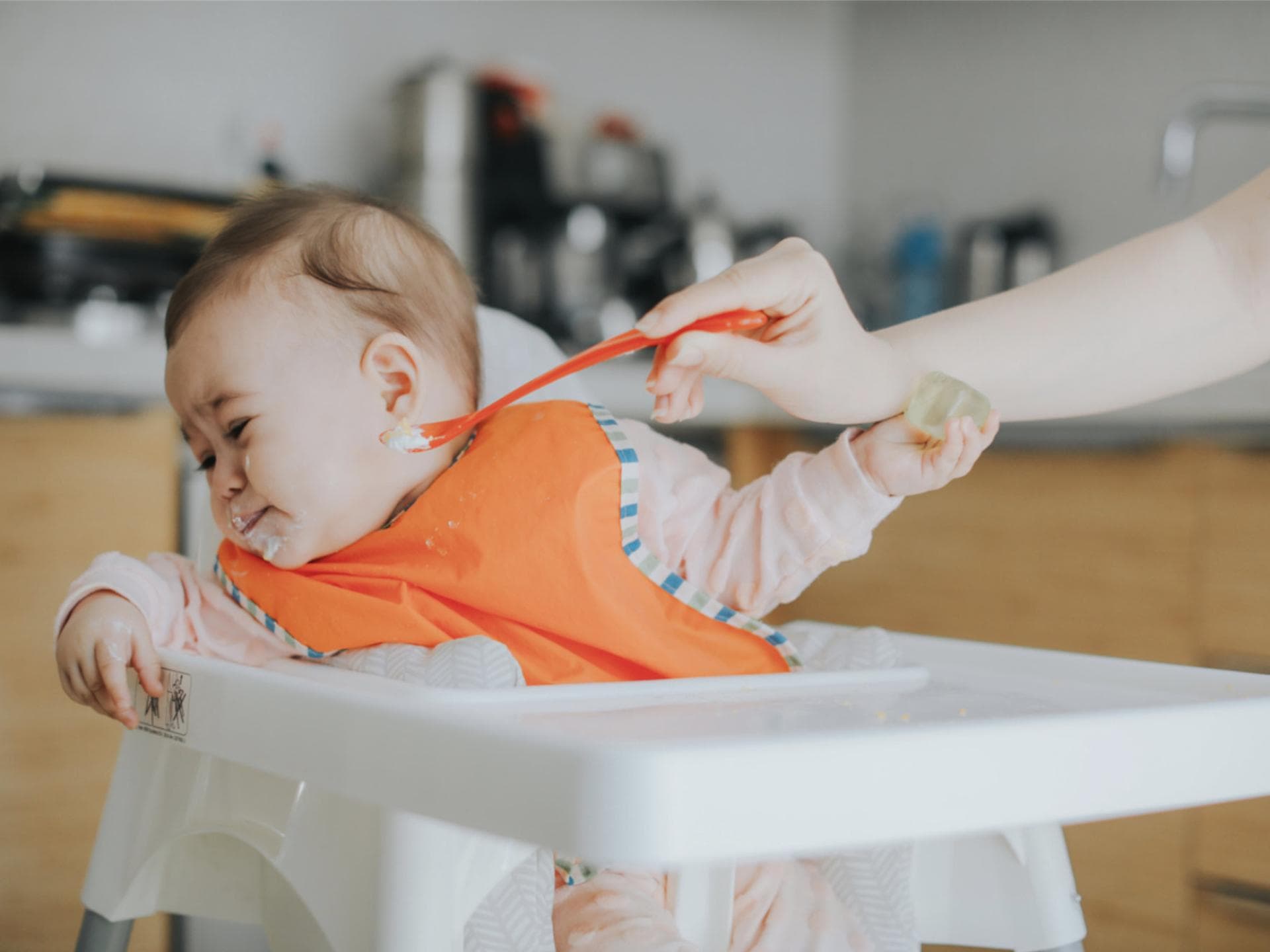 Das Baby gibt oft klare Zeichen, wenn es noch zu früh für Beikost ist. Ein Baby, das mit Brei gefüttert werden soll, dreht seinen Kopf weg.