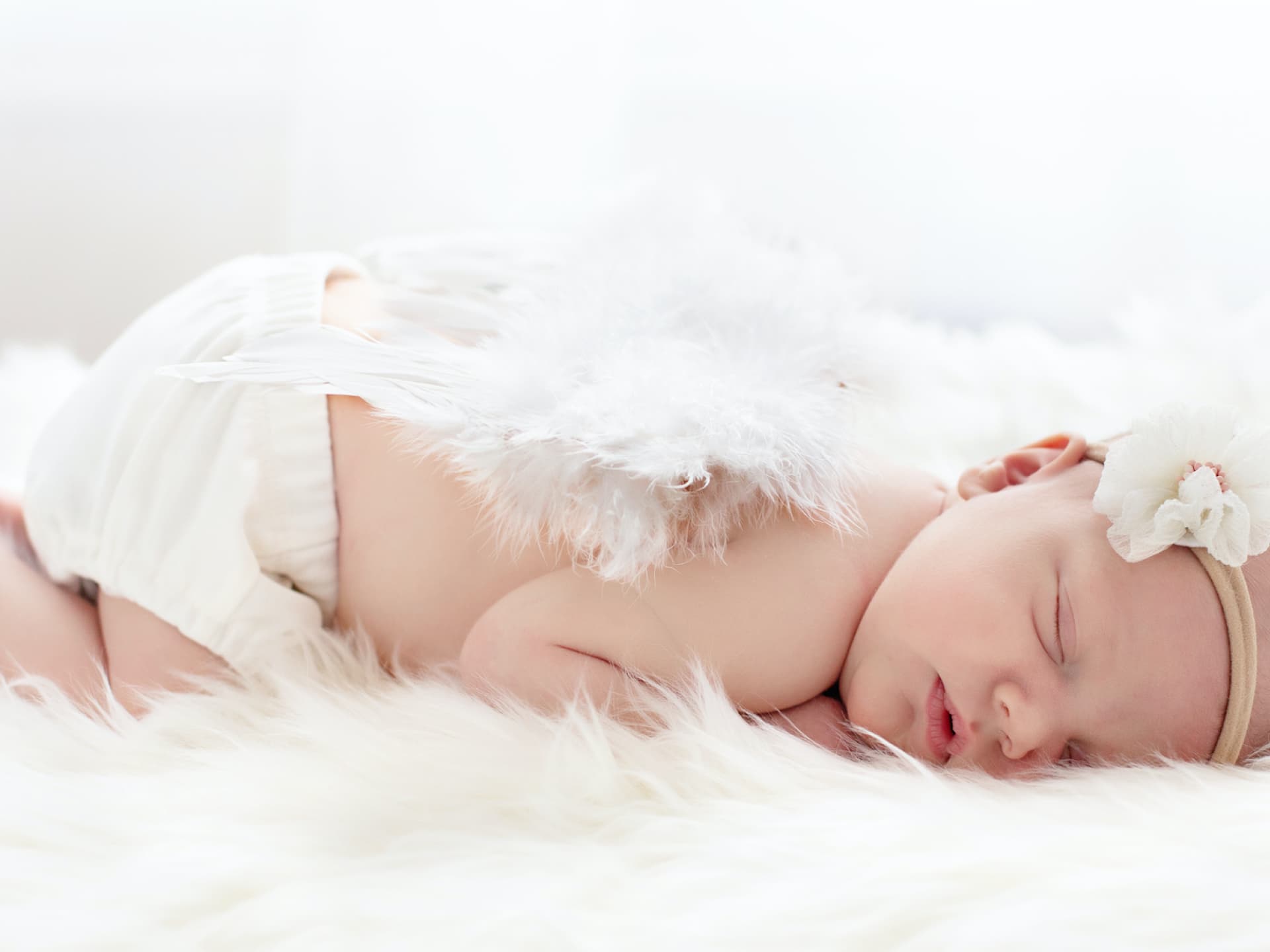 Nahaufnahmen mit unscharfem Hintergrund rücken beim Fotografieren süße Babydetails in den Fokus.
