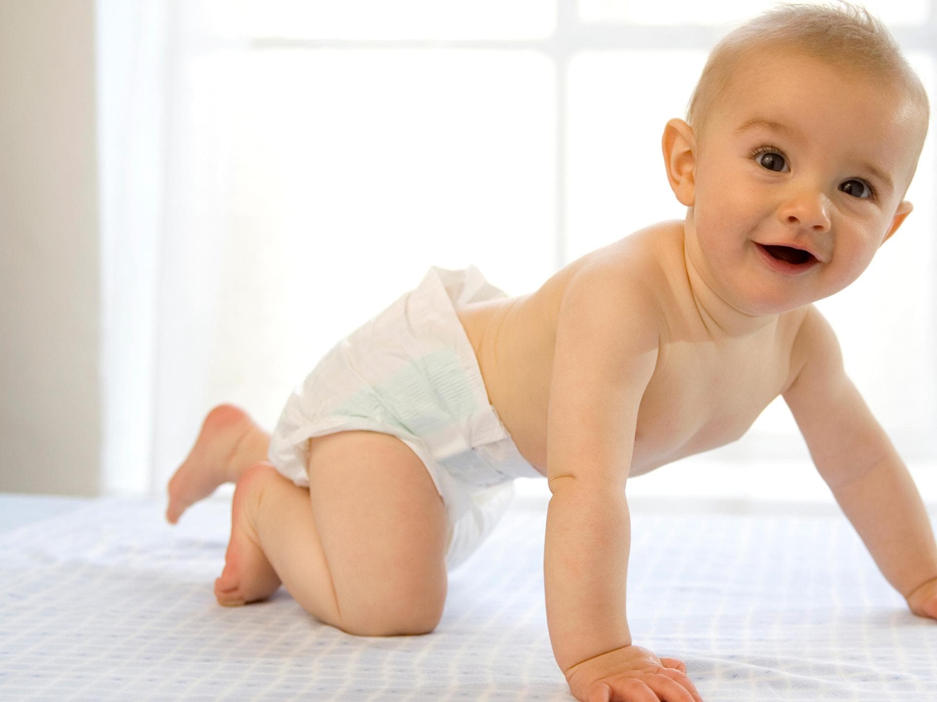 Wann darf ein Baby sitzen und was lernt es zuerst: sitzen oder krabbeln?