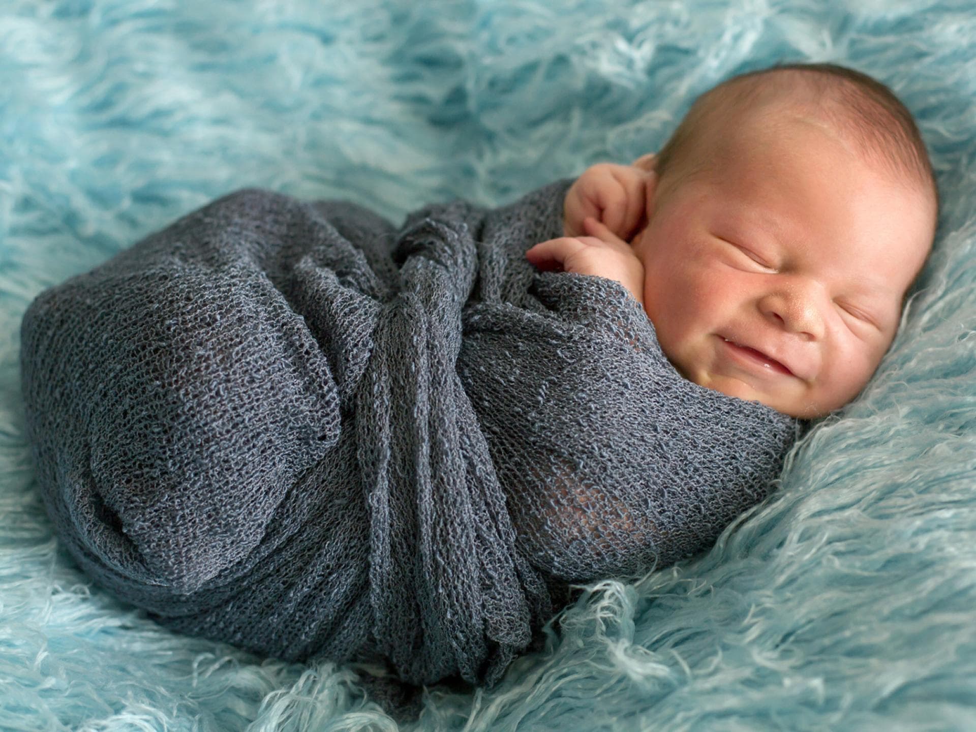 1 Monat altes Baby auf einer Decke