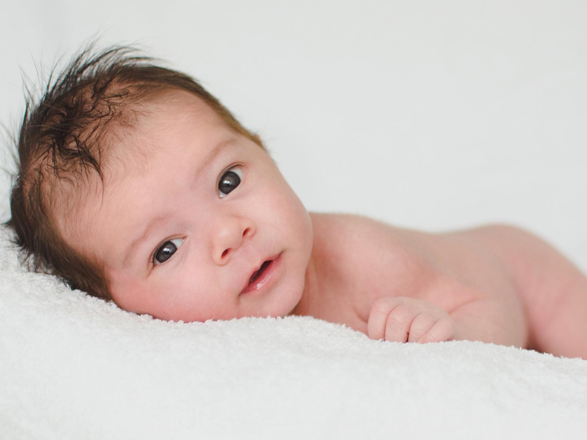 Zwei Monate altes Baby auf einer Decke