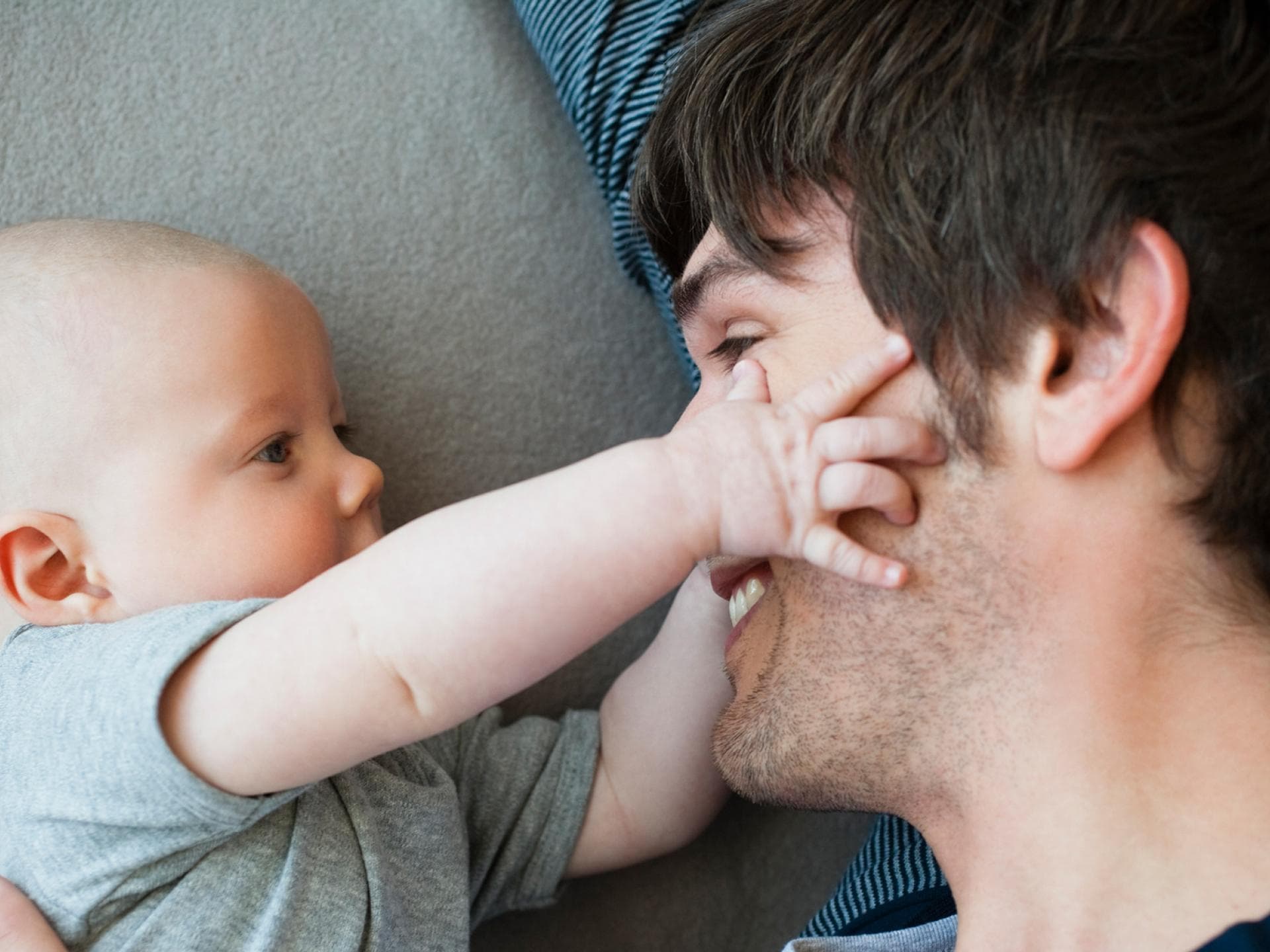 3 Monate altes Baby erforscht das Gesicht seines Vaters 3 Monate altes Baby erforscht das Gesicht seines Vaters