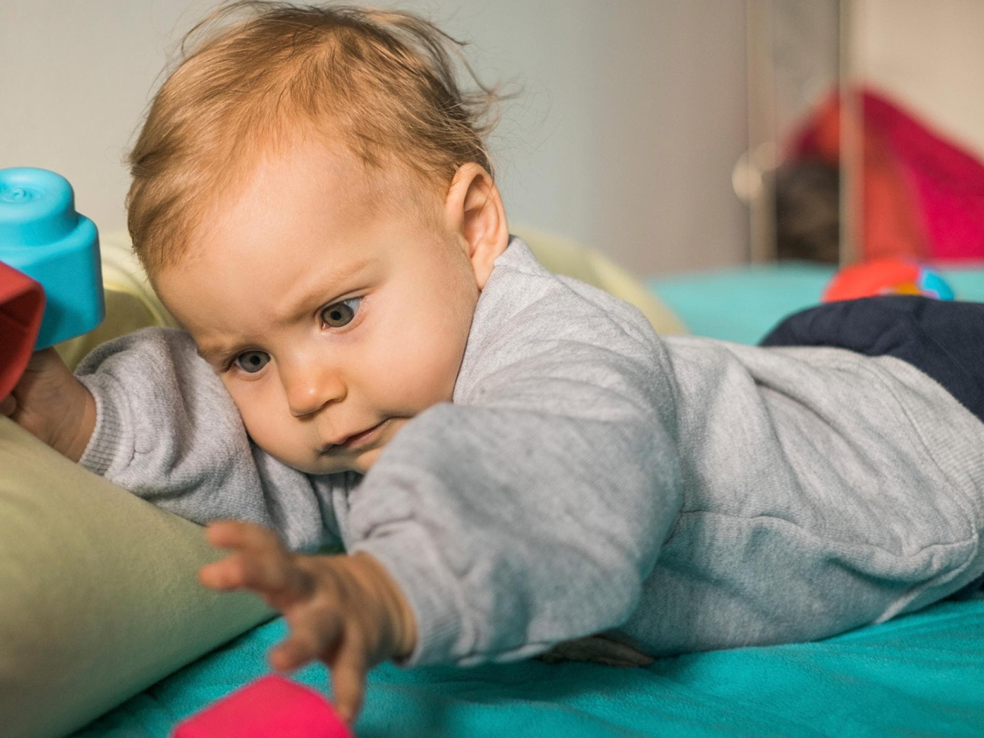 Spielzeug in unmittelbarer Nähe ist vor eurem Baby nicht mehr sicher.