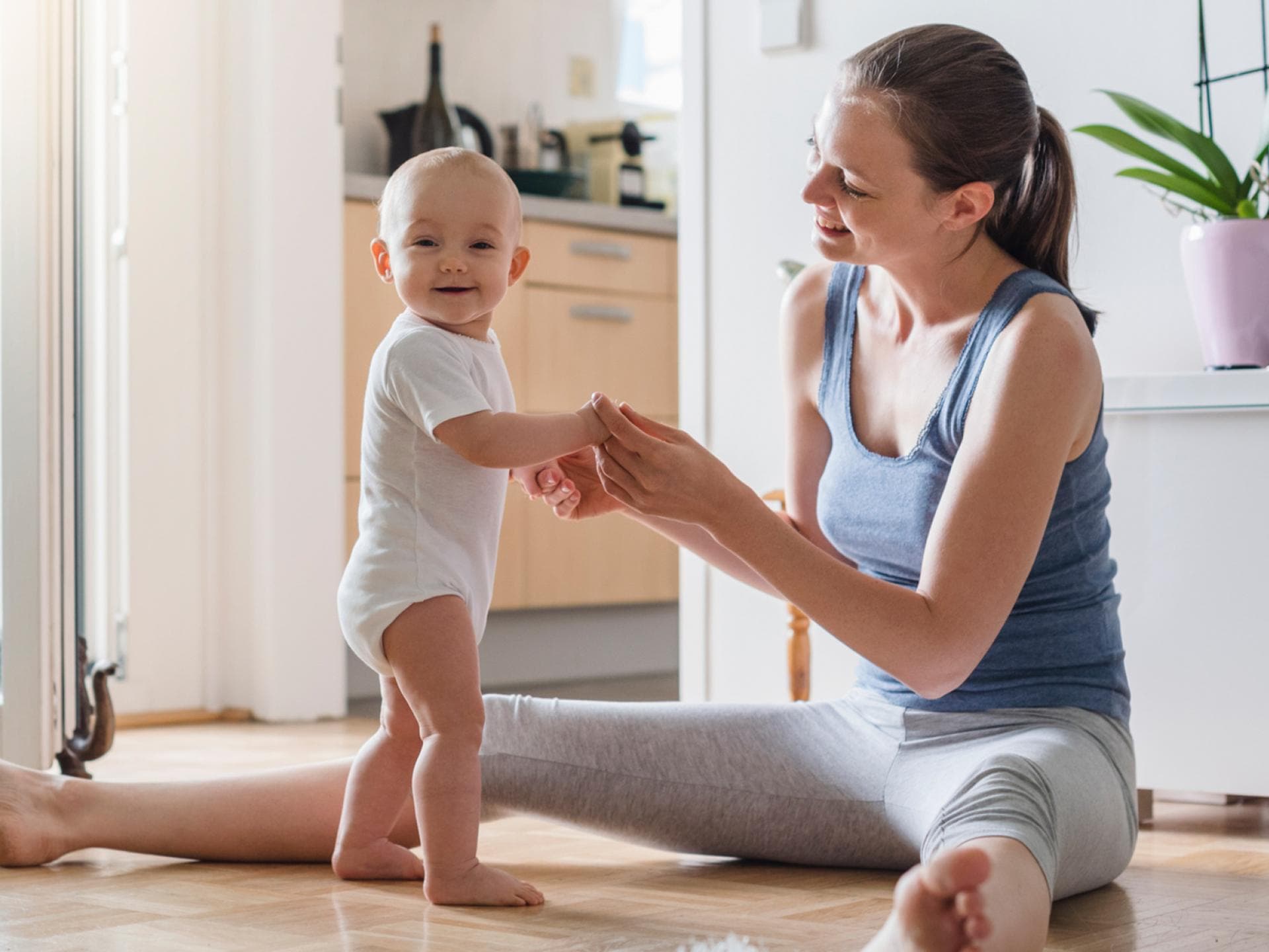 Mit etwas Unterstützung steht euer Baby (einigermaßen) sicher auf den Füßen.