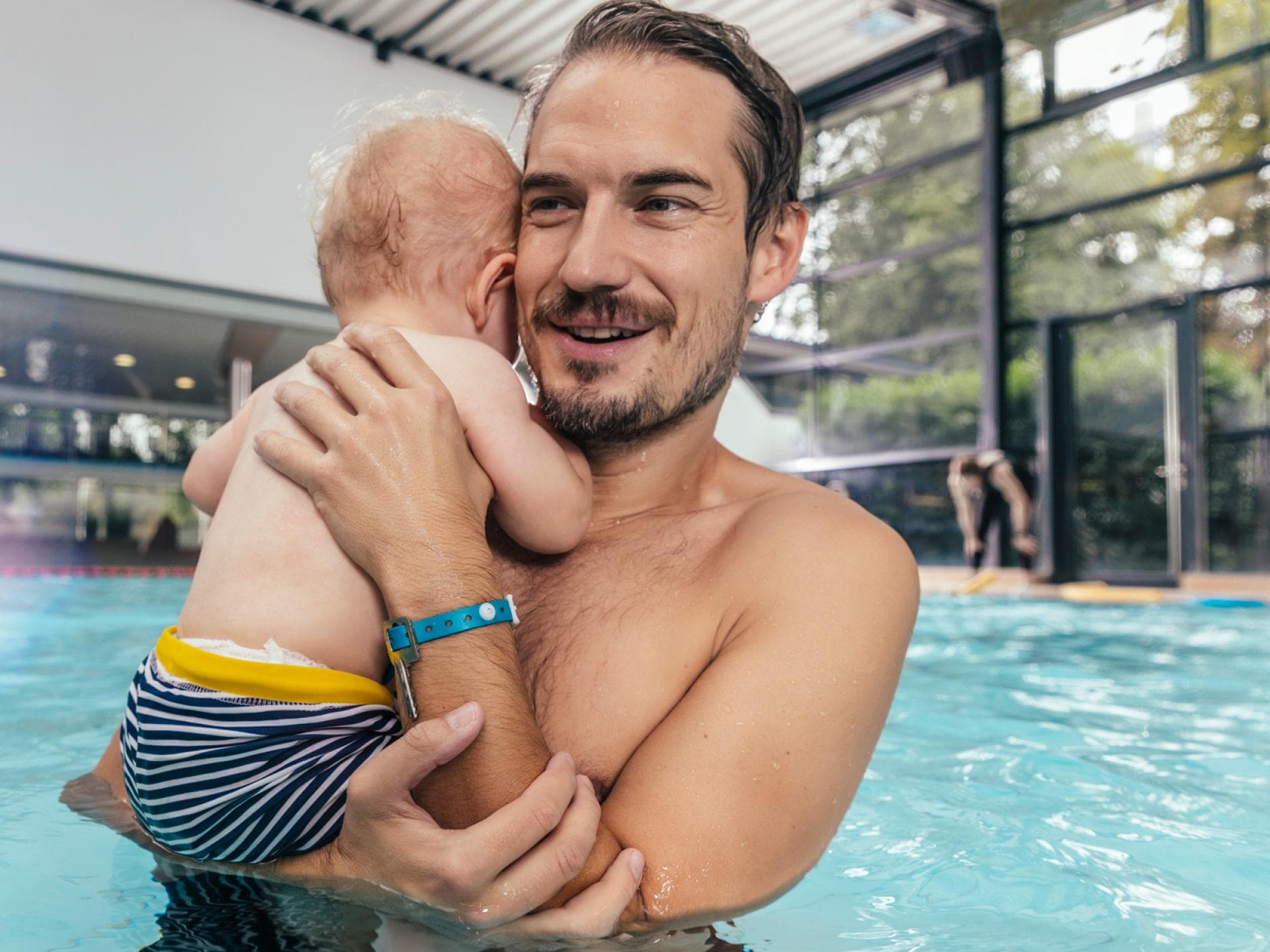 Auch Väter genießen die Zeit mit ihrem Nachwuchs beim Babyschwimmen.
