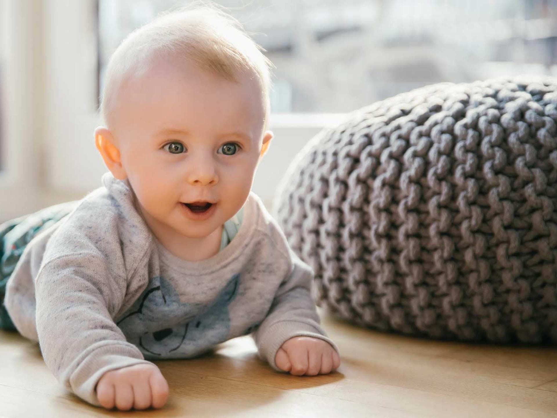 Für die Entwicklung der Nackenmuskulatur und die Kopfkontrolle ist es notwendig, dass Babys Zeit in der Bauchlage verbringen.
