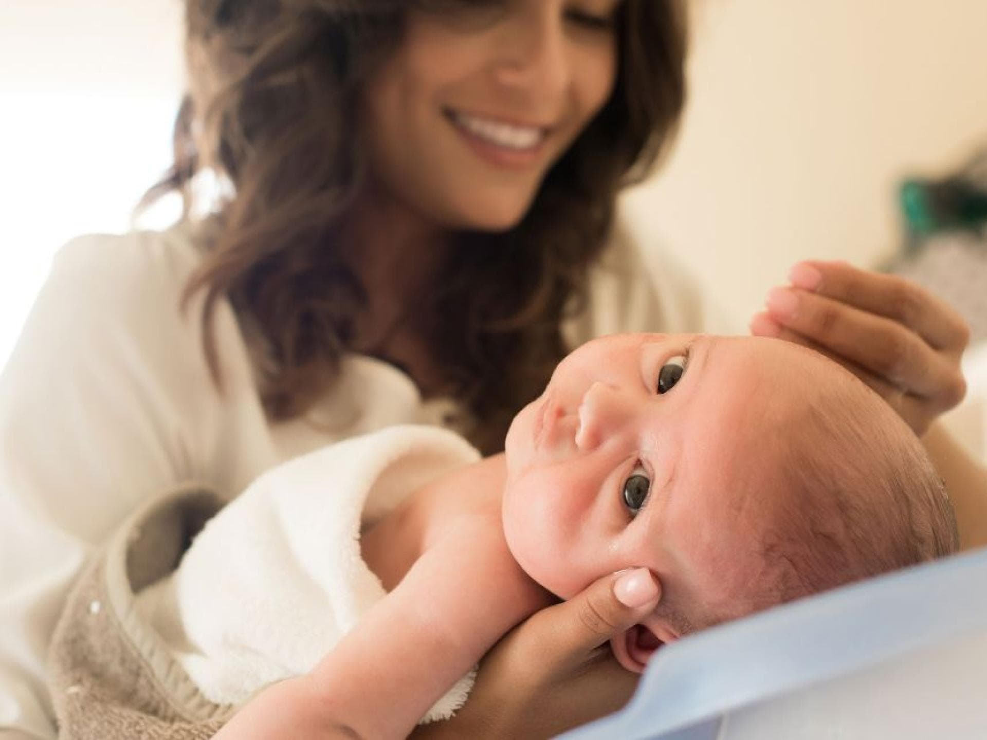 Babys durchlaufen in den ersten 14 Lebensmonaten insgesamt acht Wachstumsschübe. Mutter hält ihr Neugeborenes.