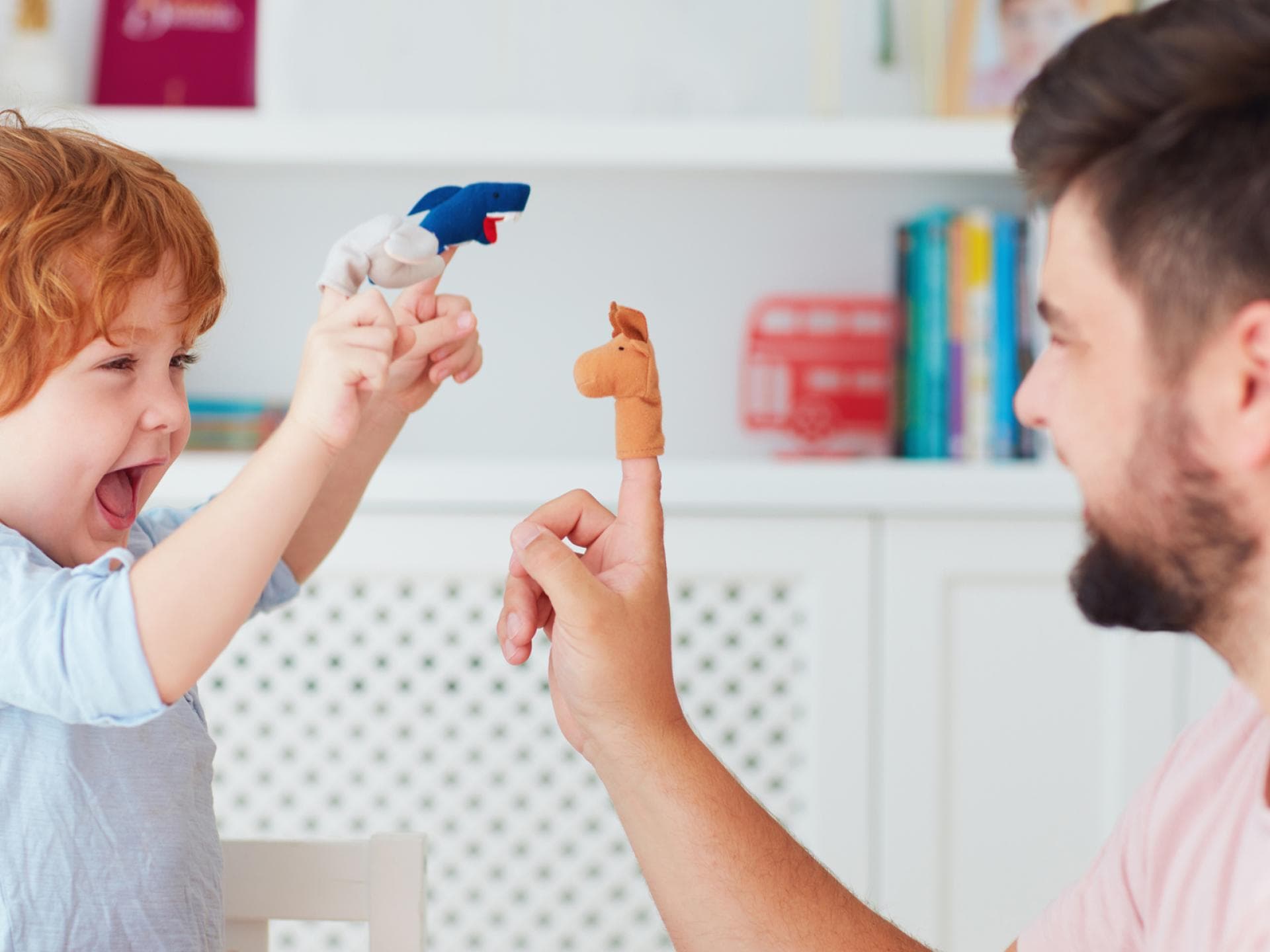 Fingerspiele machen nicht nur Spaß, sie fördern bei Babys und Kleinkindern auch die Feinmotorik und Sprachentwicklung.