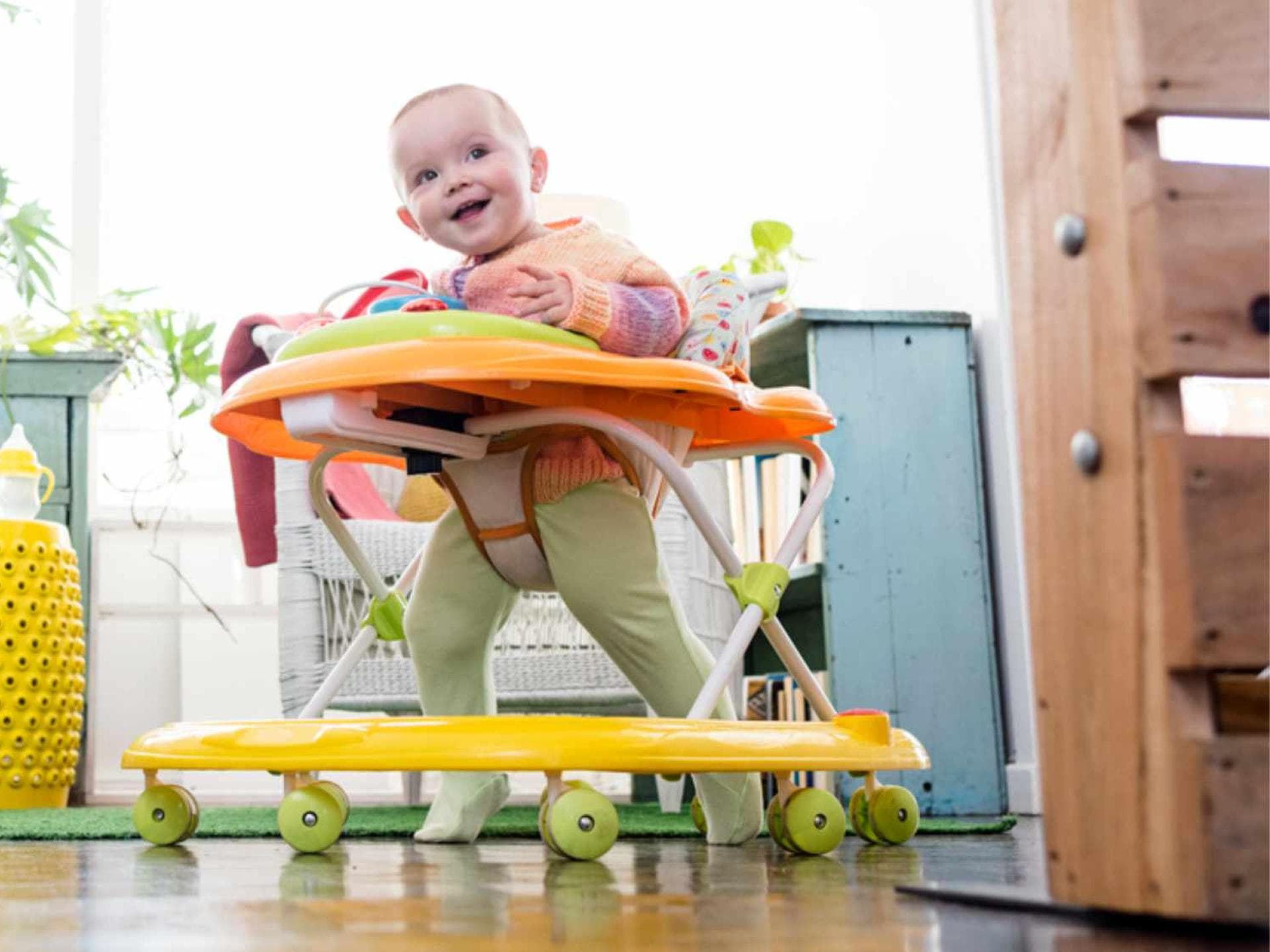 Babys mögen die vermeintliche Freiheit in ihrem "Gehfrei"-Mobil vielleicht, aber sie zahlen dafür auch oft einen hohen Preis ...