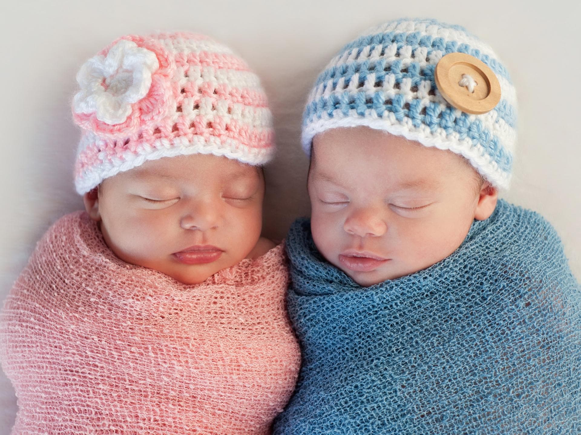 Babys im Doppelpack: Aber wie entstehen Zwillinge eigentlich? Zwillingsbabys schlafen nebeneinander.
